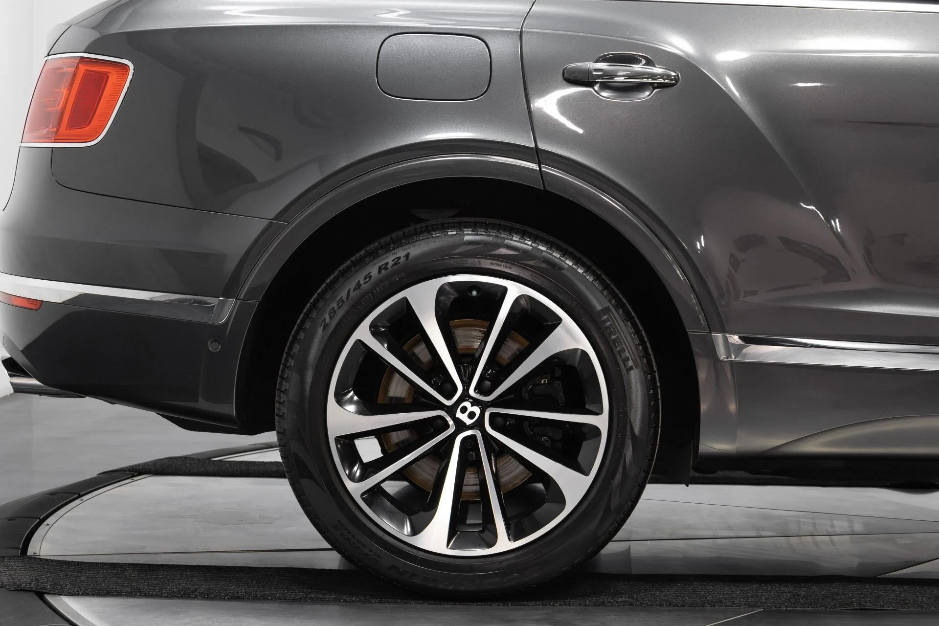 mph019_2772084211_Used_2017_Bentley_Bentayga_W12_1763489562_3be43b9286