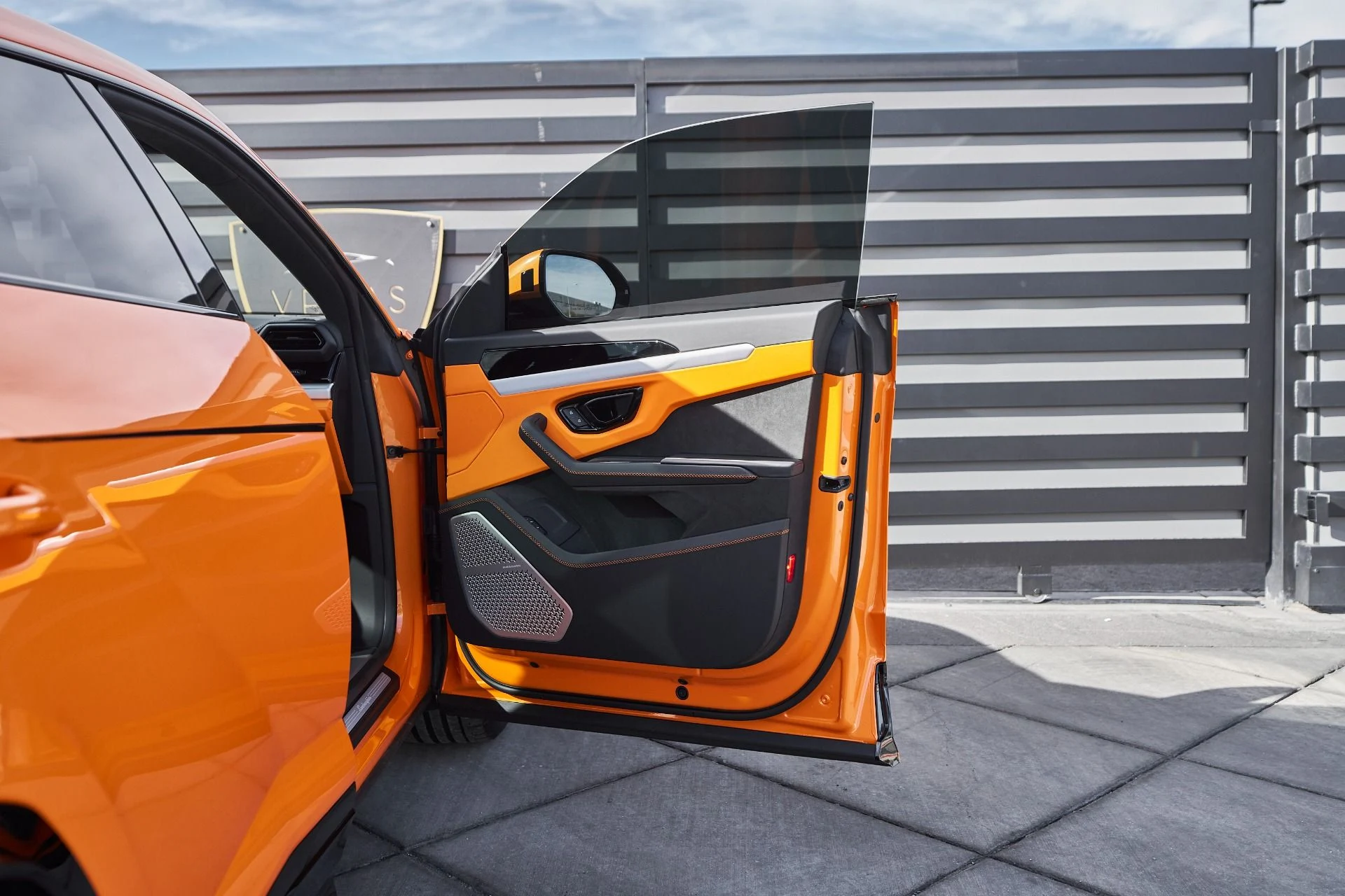 mph019_27732378_Used_2025_Lamborghini_Urus_SE_1763676995_5a249a53a3