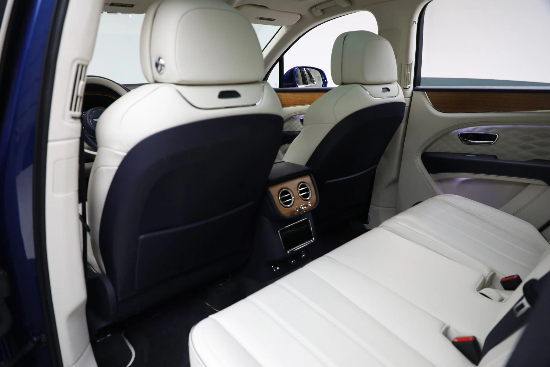 mph019_2776937960_Used_2024_Bentley_Bentayga_Azure_V8_cecaa15991