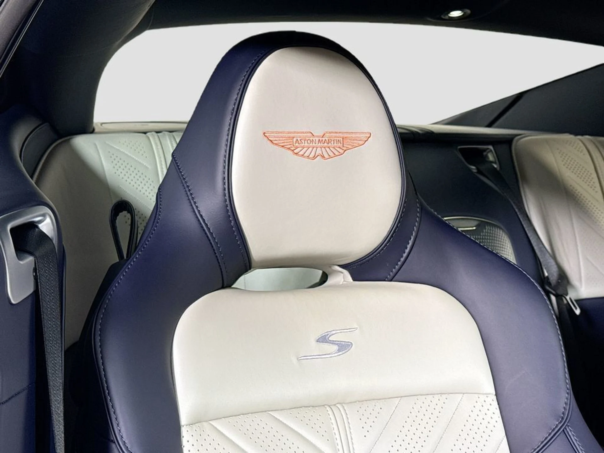 mph019_2794101504_new_2026_aston_martin_db12_11350_23038289_20_1024_6a385e9b06