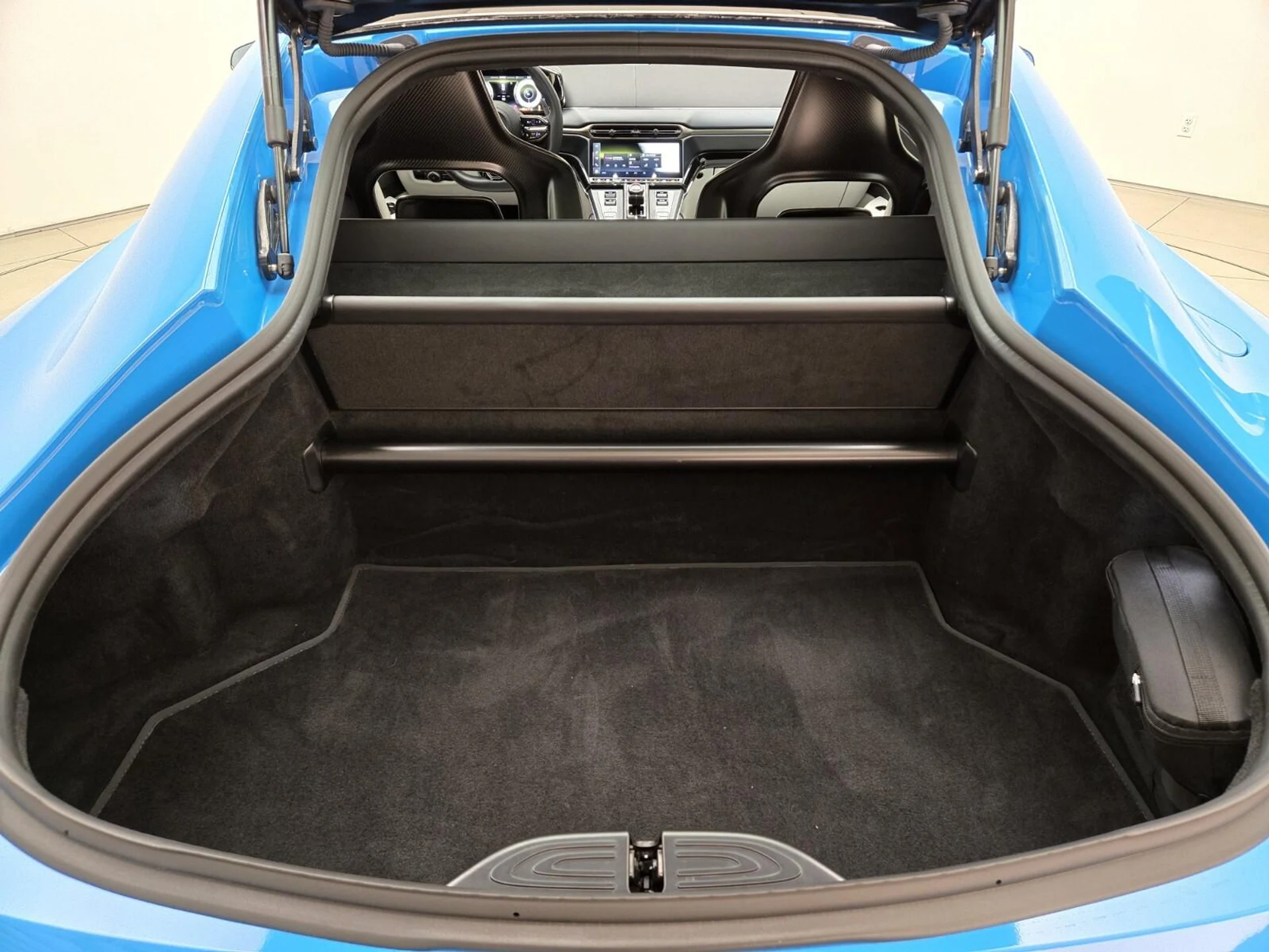 mph019_2810351840_Used_2025_Aston_Martin_Vantage_1770792732_536e213365