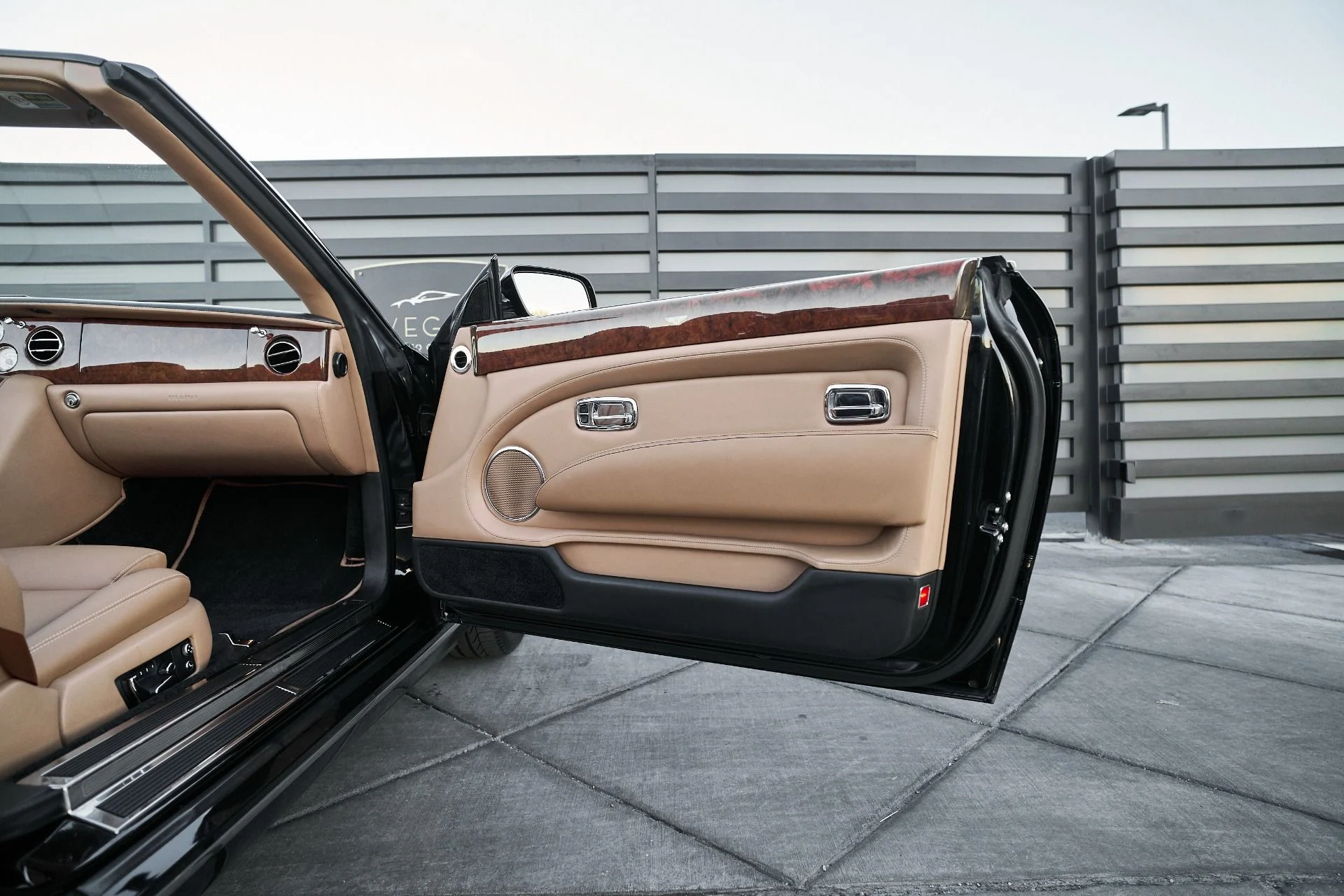 mph019_2823897829_Used_2009_Bentley_Azure_Base_1765906133_ccf0aa10ae