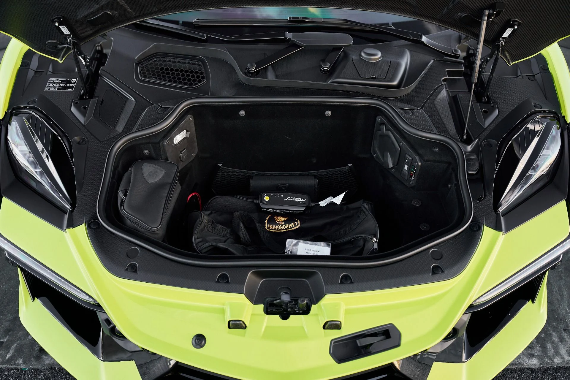 mph019_2828408035_Used_2024_Lamborghini_Revuelto_1763604706_7faa471ef8