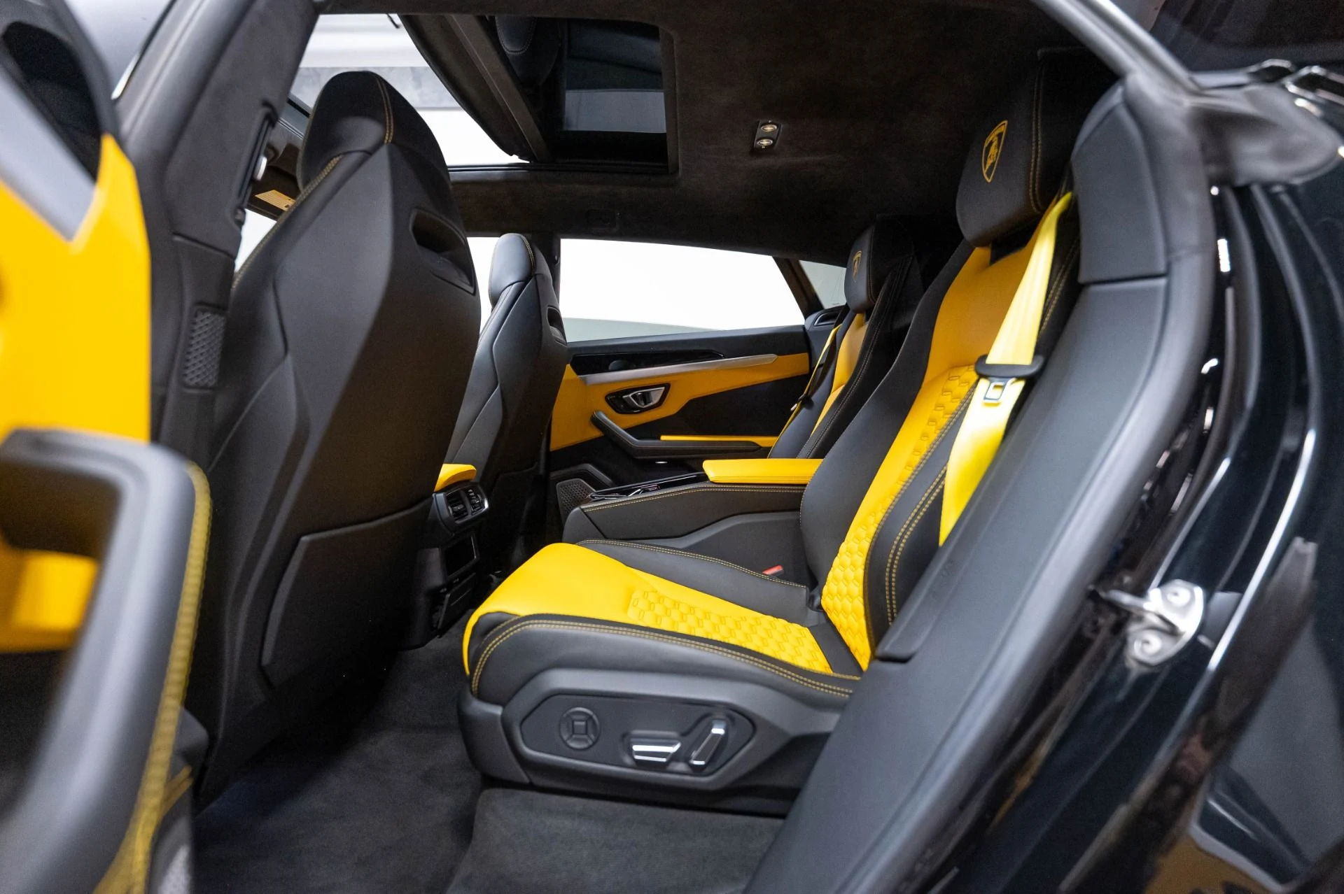 mph019_2830831067_Used_2019_Lamborghini_Urus_1786985122_18b8de1ee6