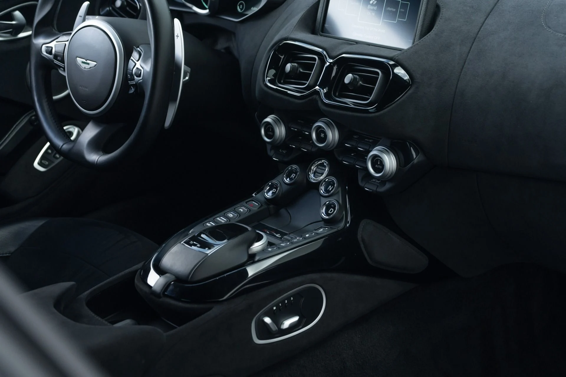 mph019_2841104870_Used_2020_Aston_Martin_Vantage_1781738280_0d0d963571