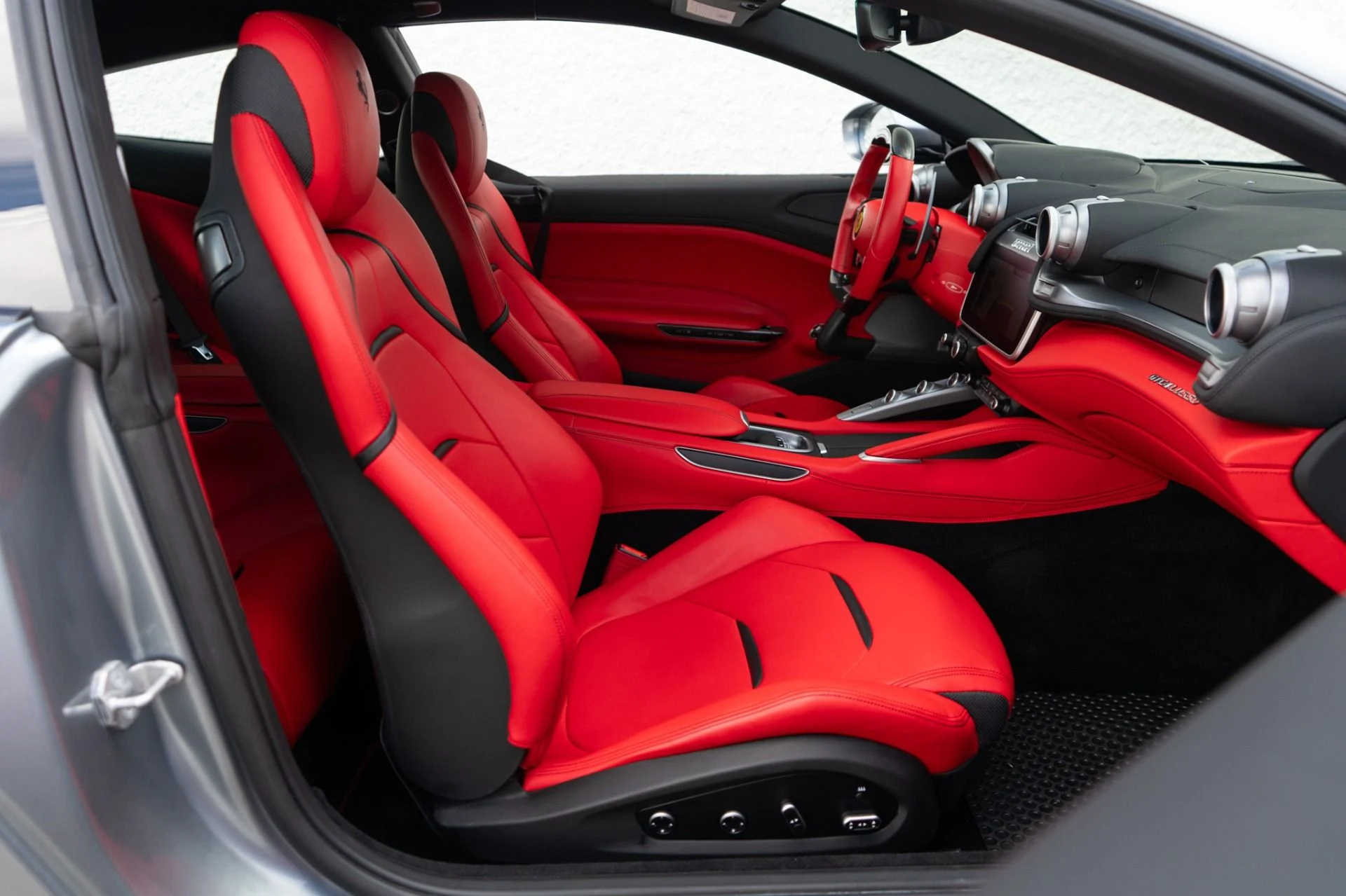 mph019_2841189724_Used_2019_Ferrari_GTC_4_Lusso_1759771823_49a9017b8d