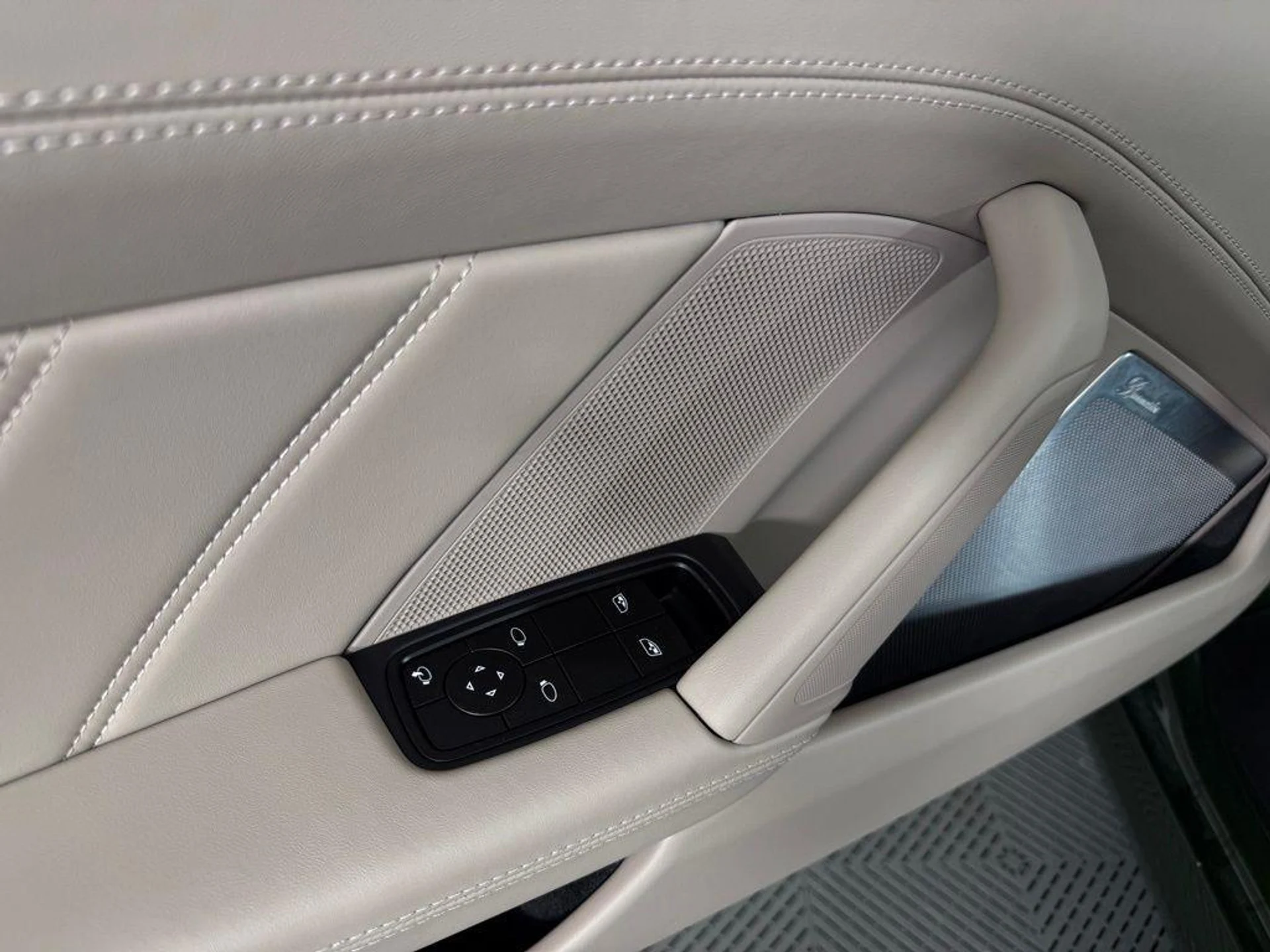 mph019_2849106776_Au68_YNTFW_0v_Y_Hx_Gk_PK_Ow_N1g_V5_YI_bbab5b1fa2