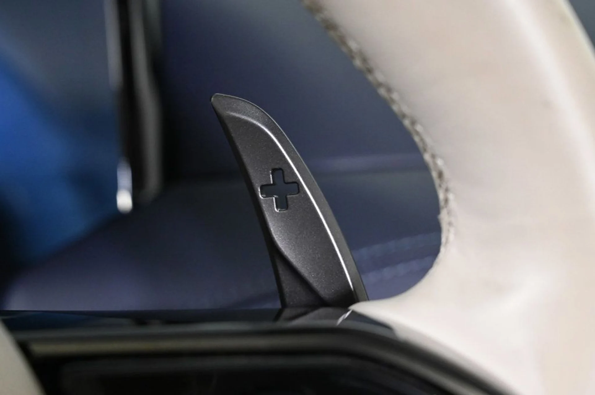 mph019_2861434632_used_2024_aston_martin_db12_volante_11350_22946063_19_1024_9df0391a43