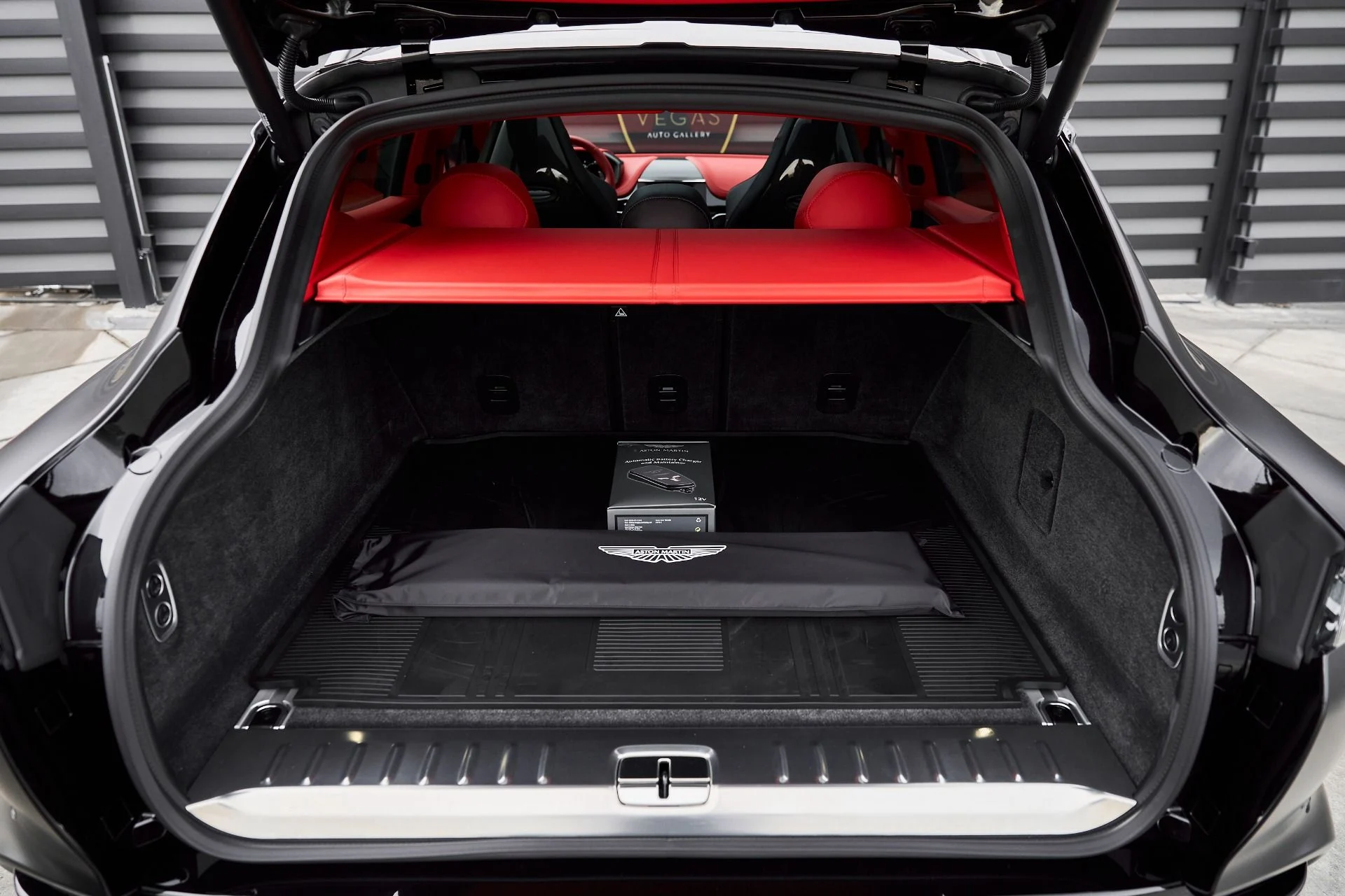 mph019_2869615820_Used_2025_Aston_Martin_DBX_707_1766785300_5182f77f99