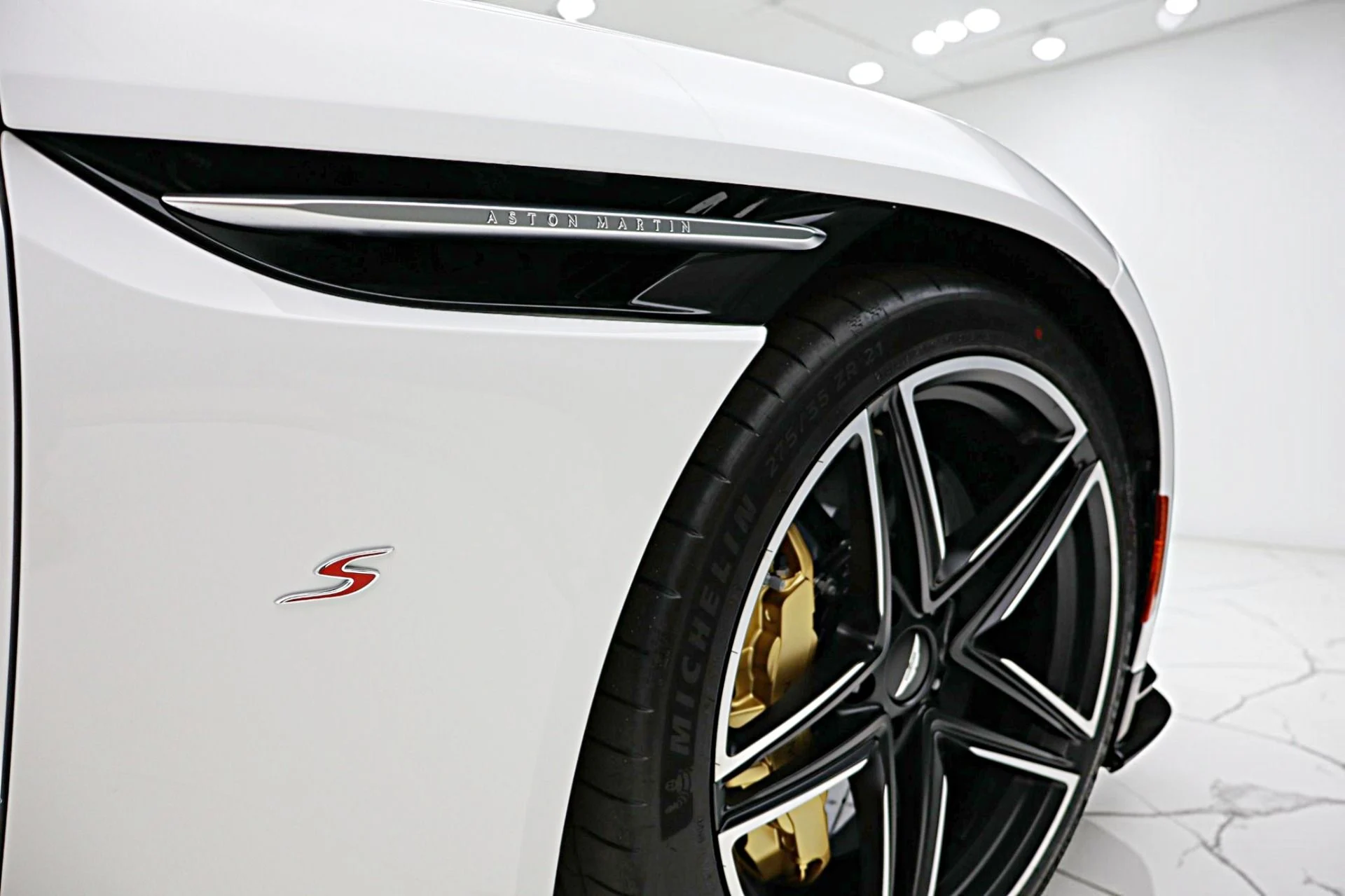 mph019_2903064006_New_2026_Aston_Martin_DB_12_S_Volante_03037efd2e