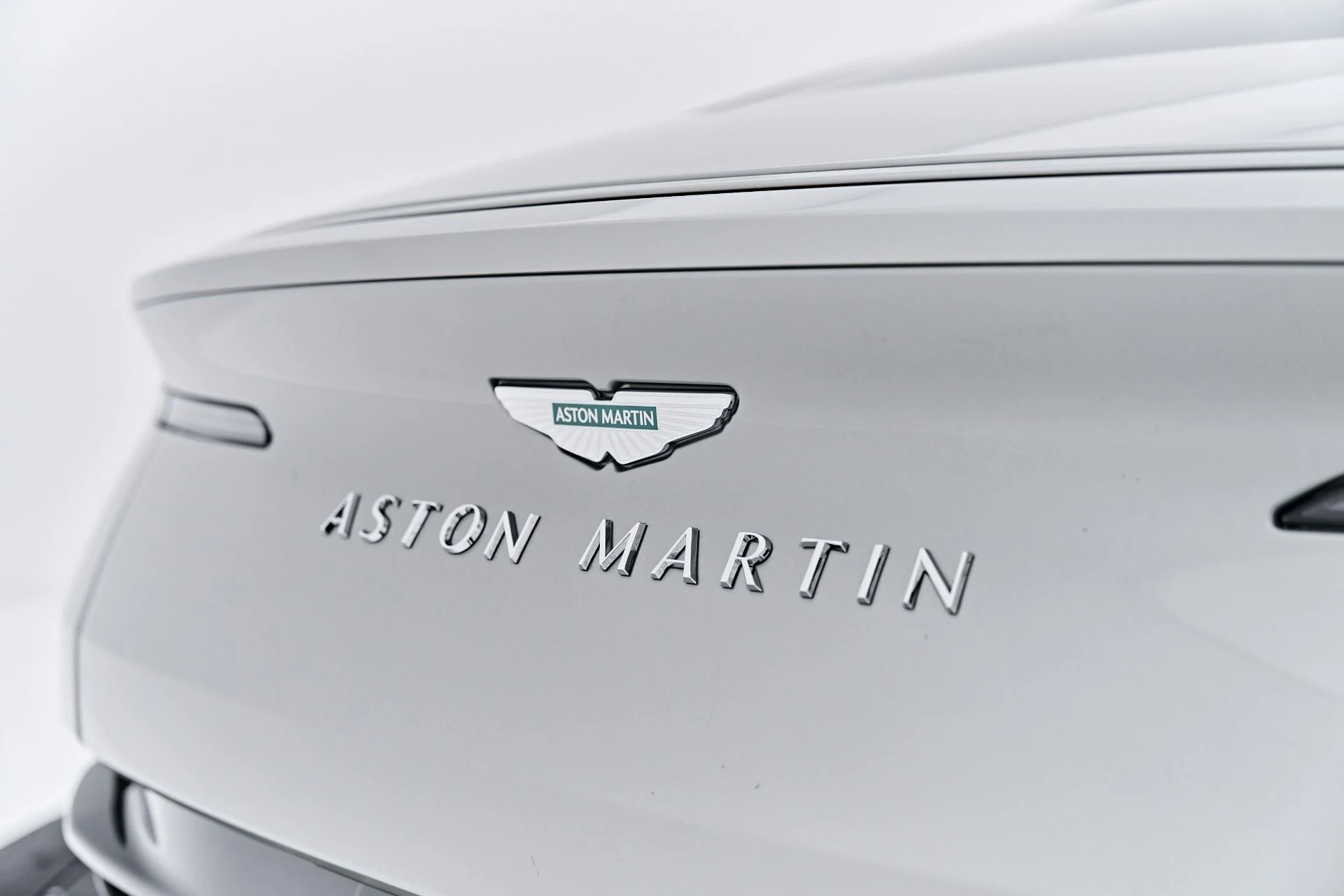 mph019_2904690126_Used_2024_Aston_Martin_DB_12_1789627732_de1dfe035a