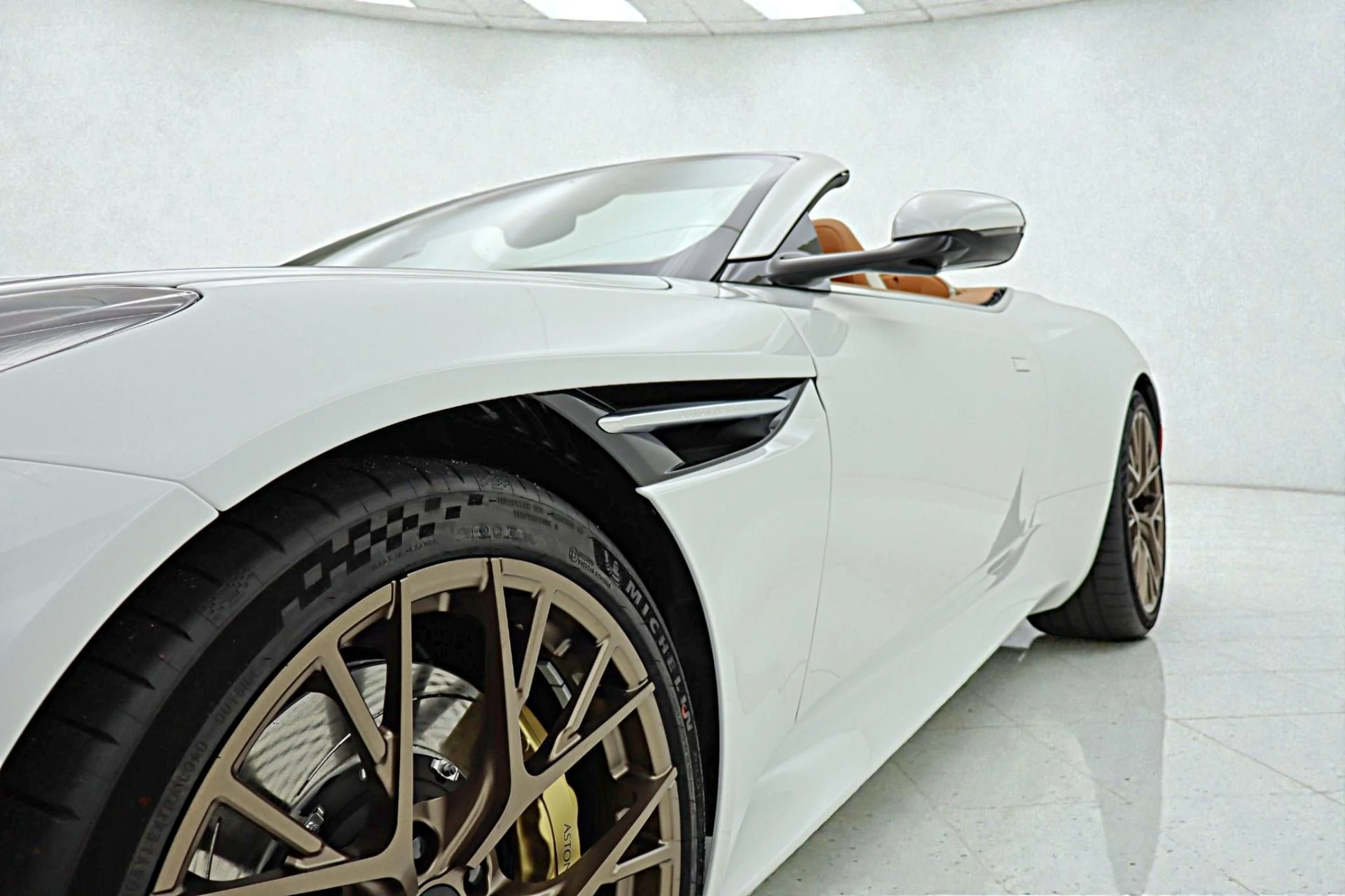 mph019_2951260665_New_2026_Aston_Martin_DB_12_Volante_0b2c1ee389