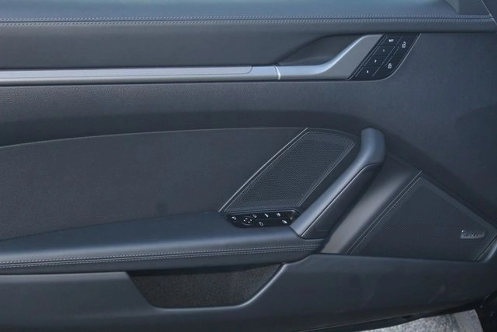 mph019_2952226351_516f9c8afe468c6a7023f5129cba4033x_06a01b1e18