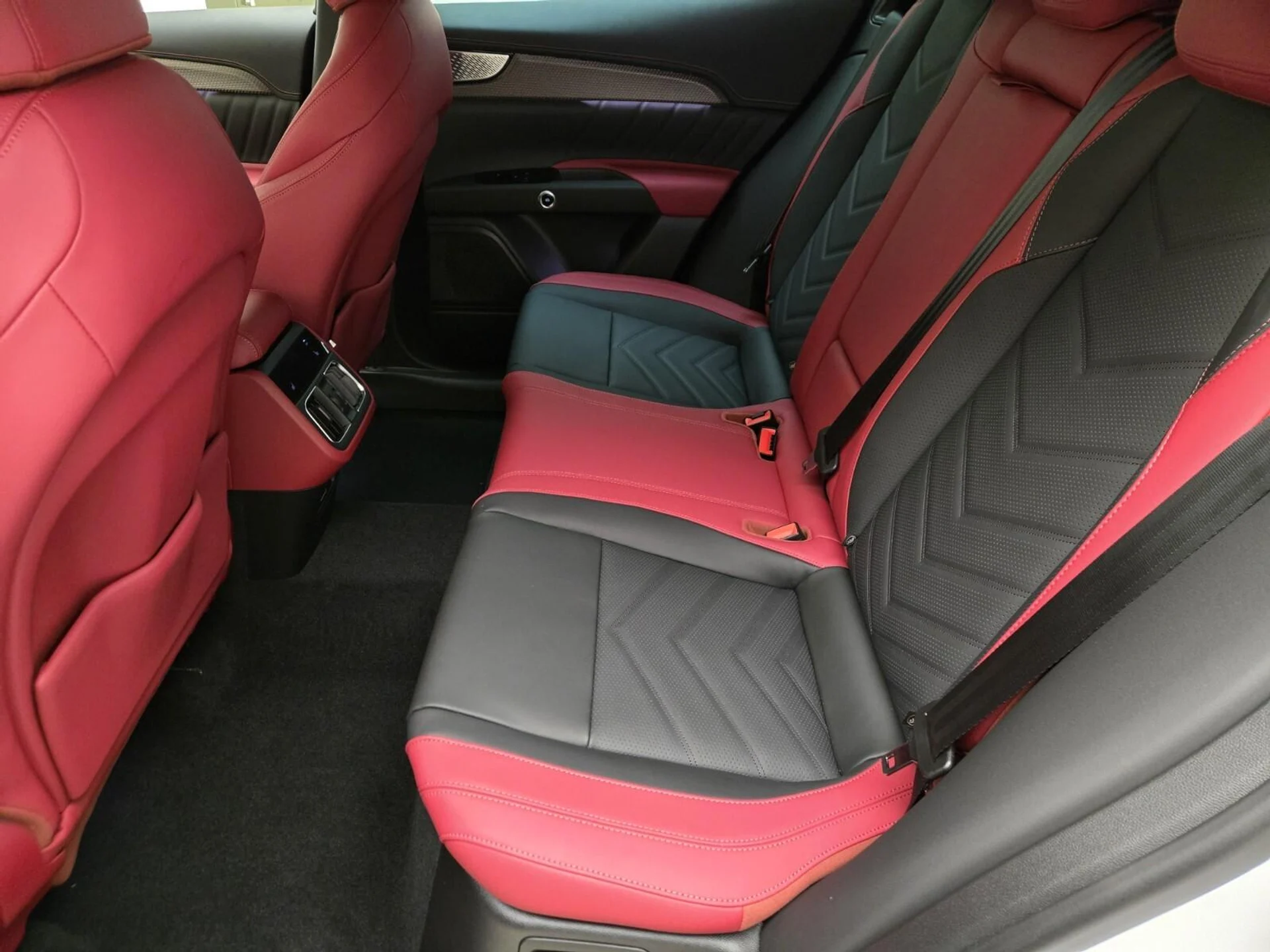 mph019_2955793463_New_2025_Maserati_Grecale_Folgore_1753162025_4944572ab6