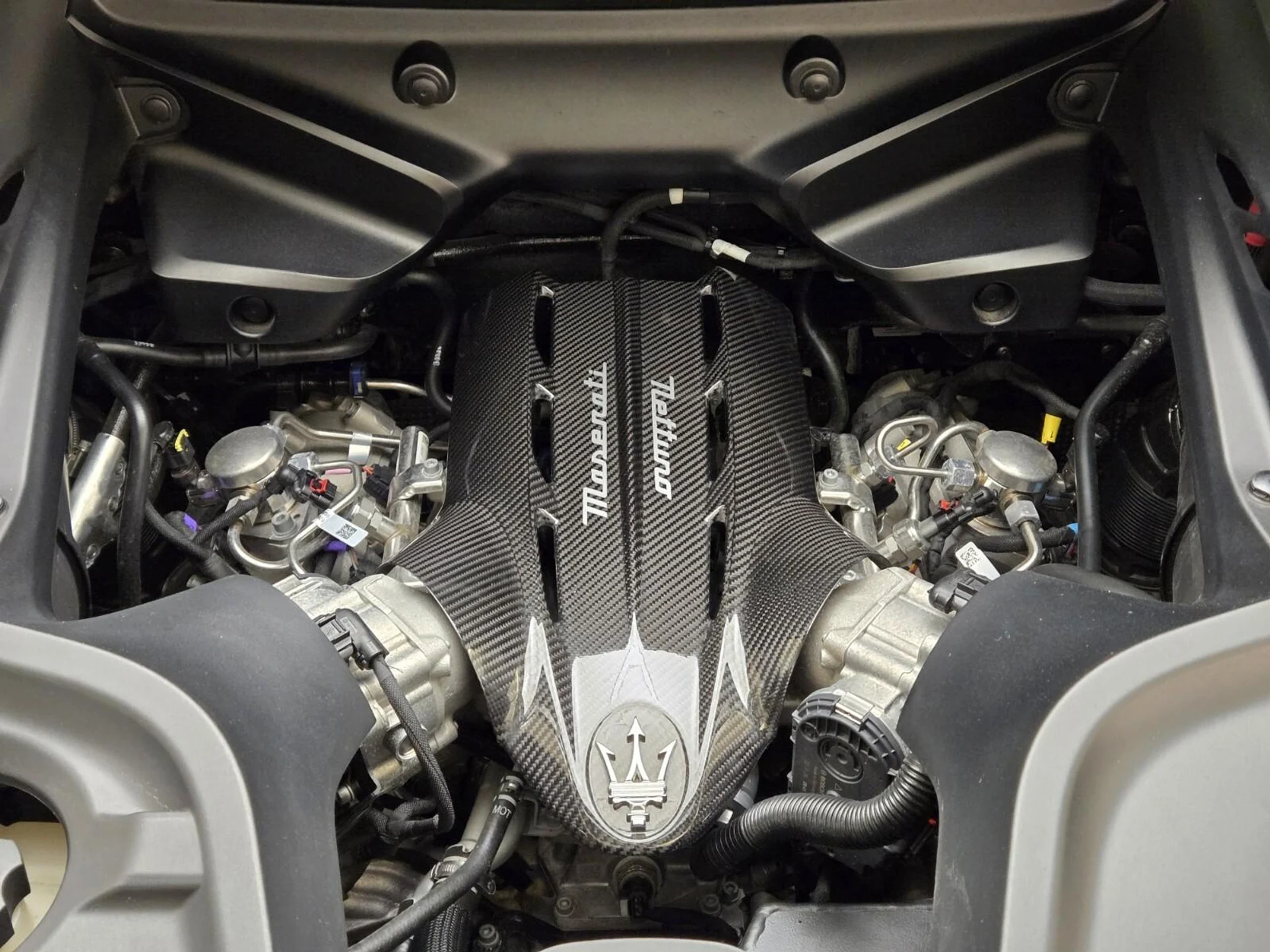 mph019_2974219373_Used_2023_Maserati_MC_20_1765868290_d3bd0b77a8