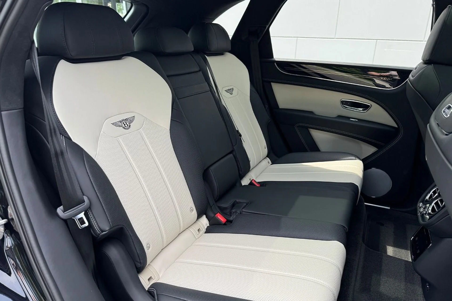 mph019_2976659333_New_2025_Bentley_Bentayga_V8_1749227501_118f4cbee3