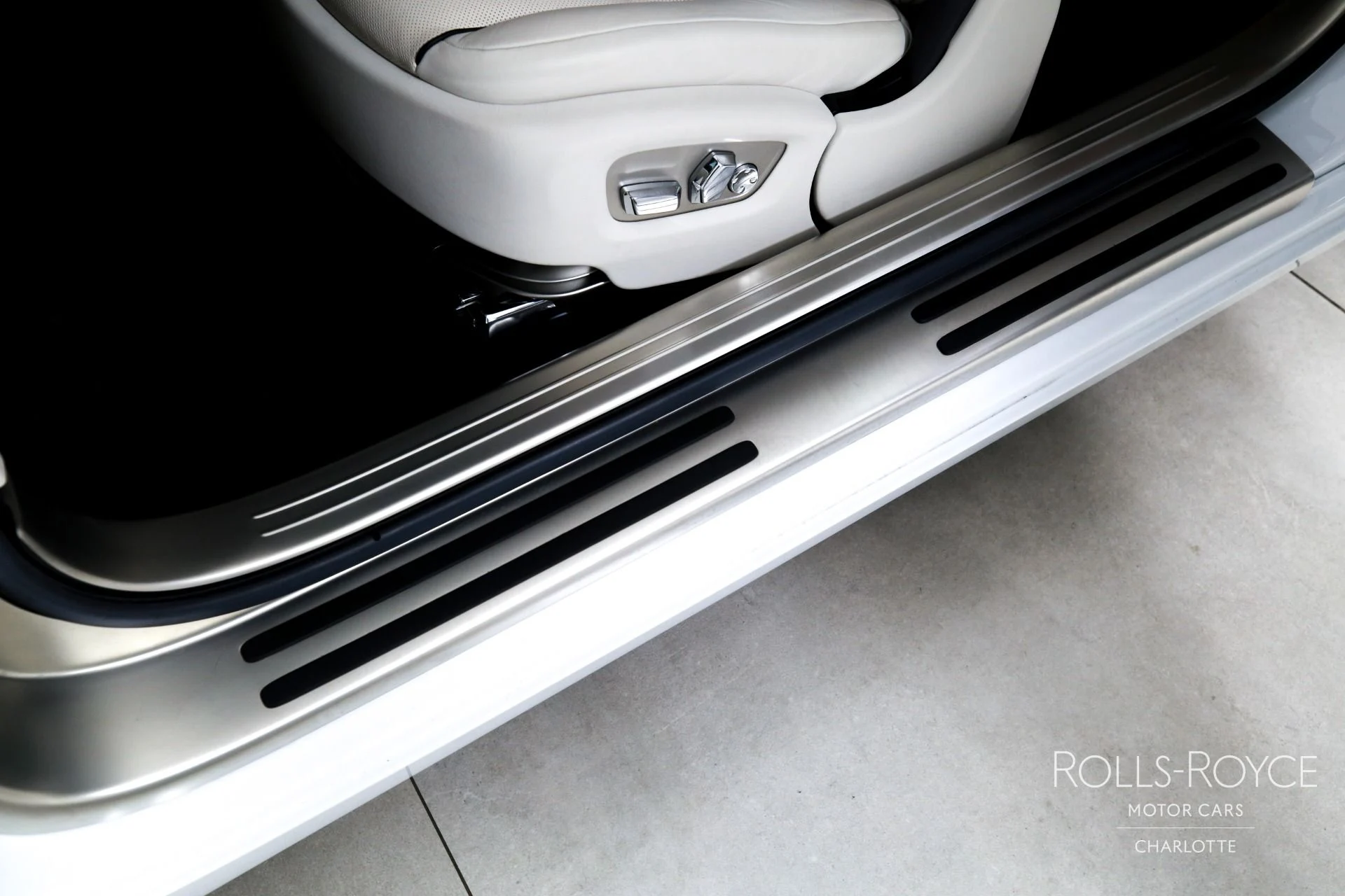 mph019_2985559426_Used_2014_Rolls_Royce_Wraith_1778858283_206cb7c381