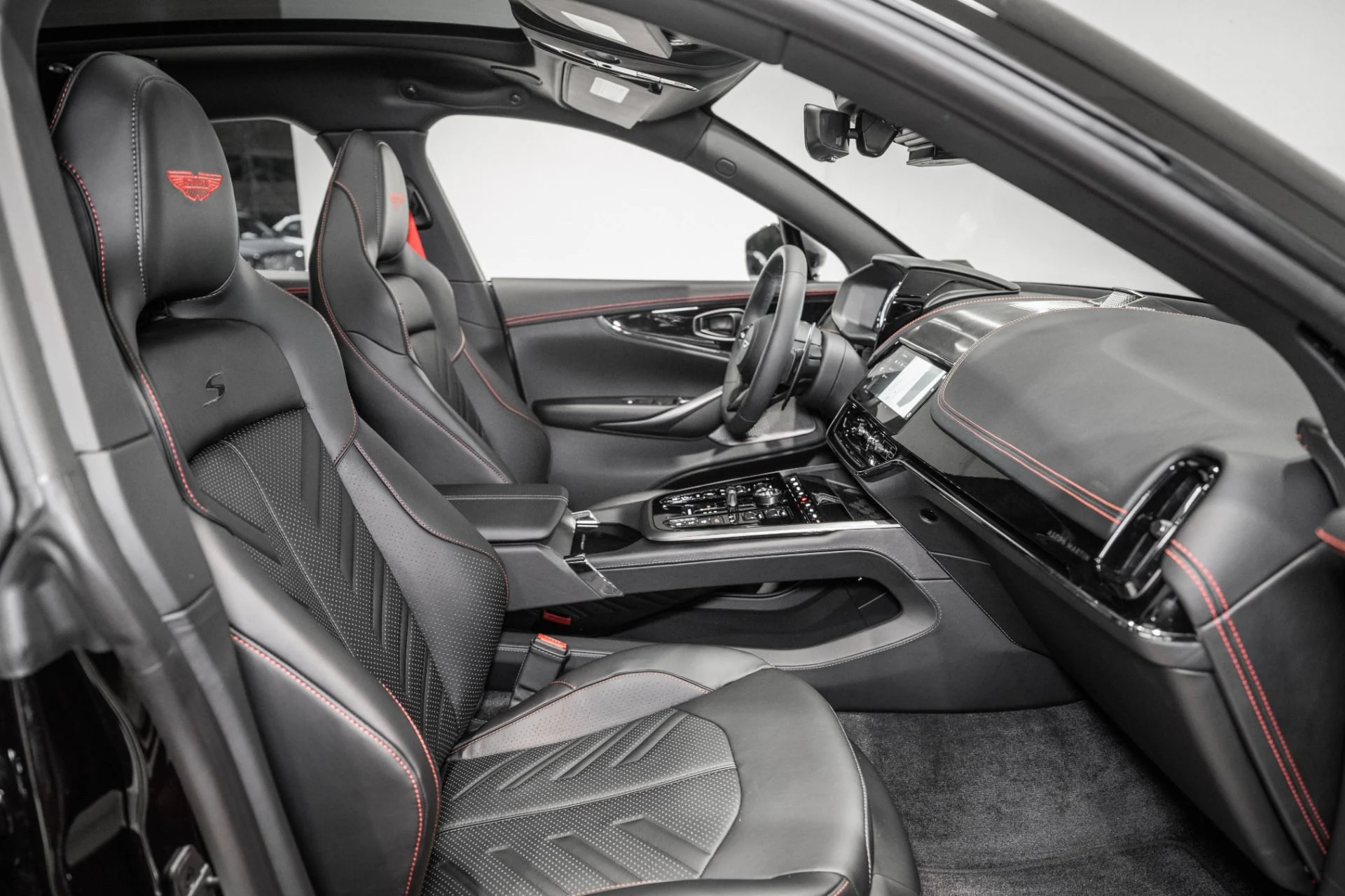 mph019_2986560549_New_2026_Aston_Martin_DBX_S_1765985660_1e05e756b9