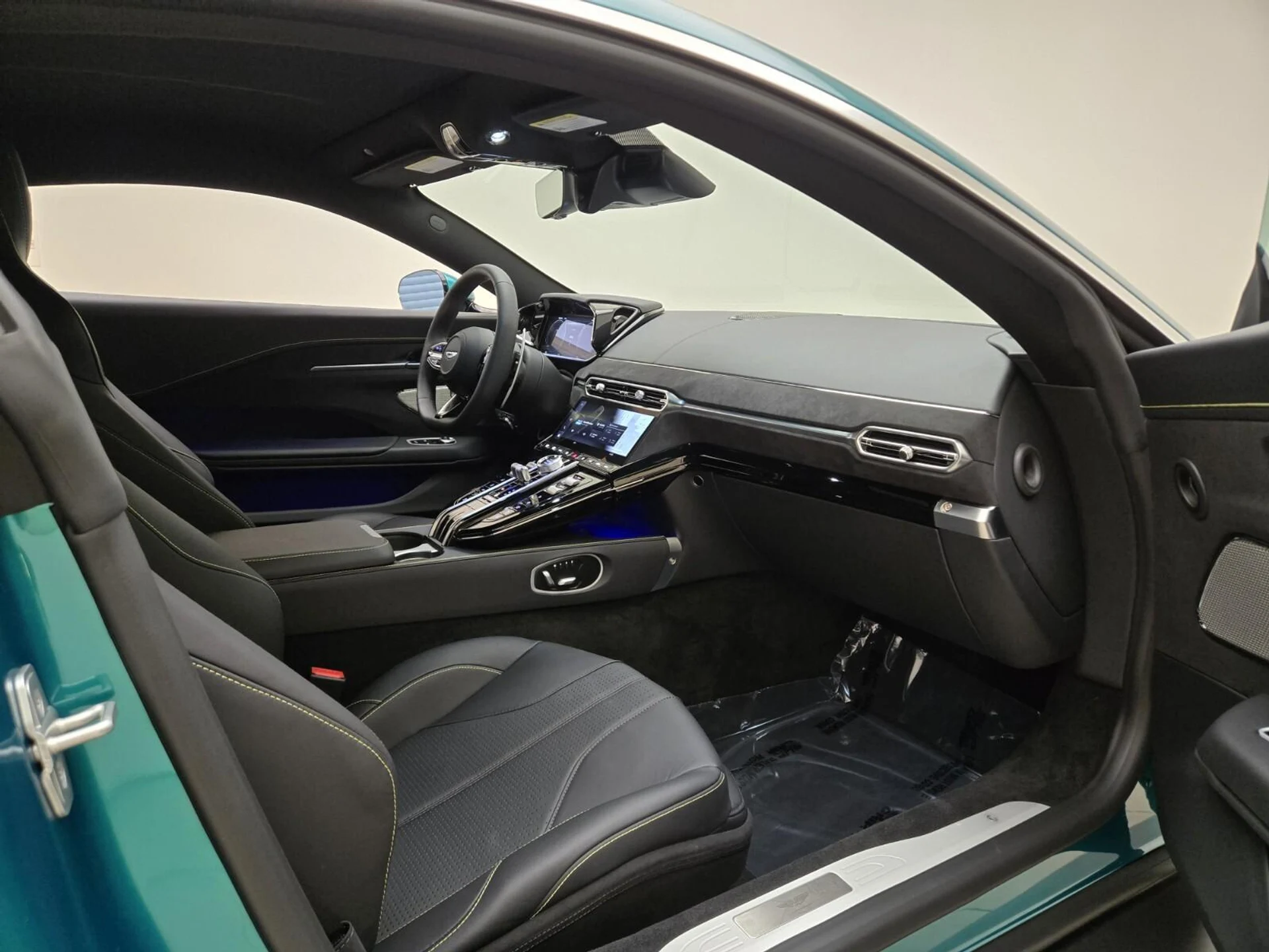 mph019_3000780069_New_2025_Aston_Martin_Vantage_1753161769_a361bf06fa