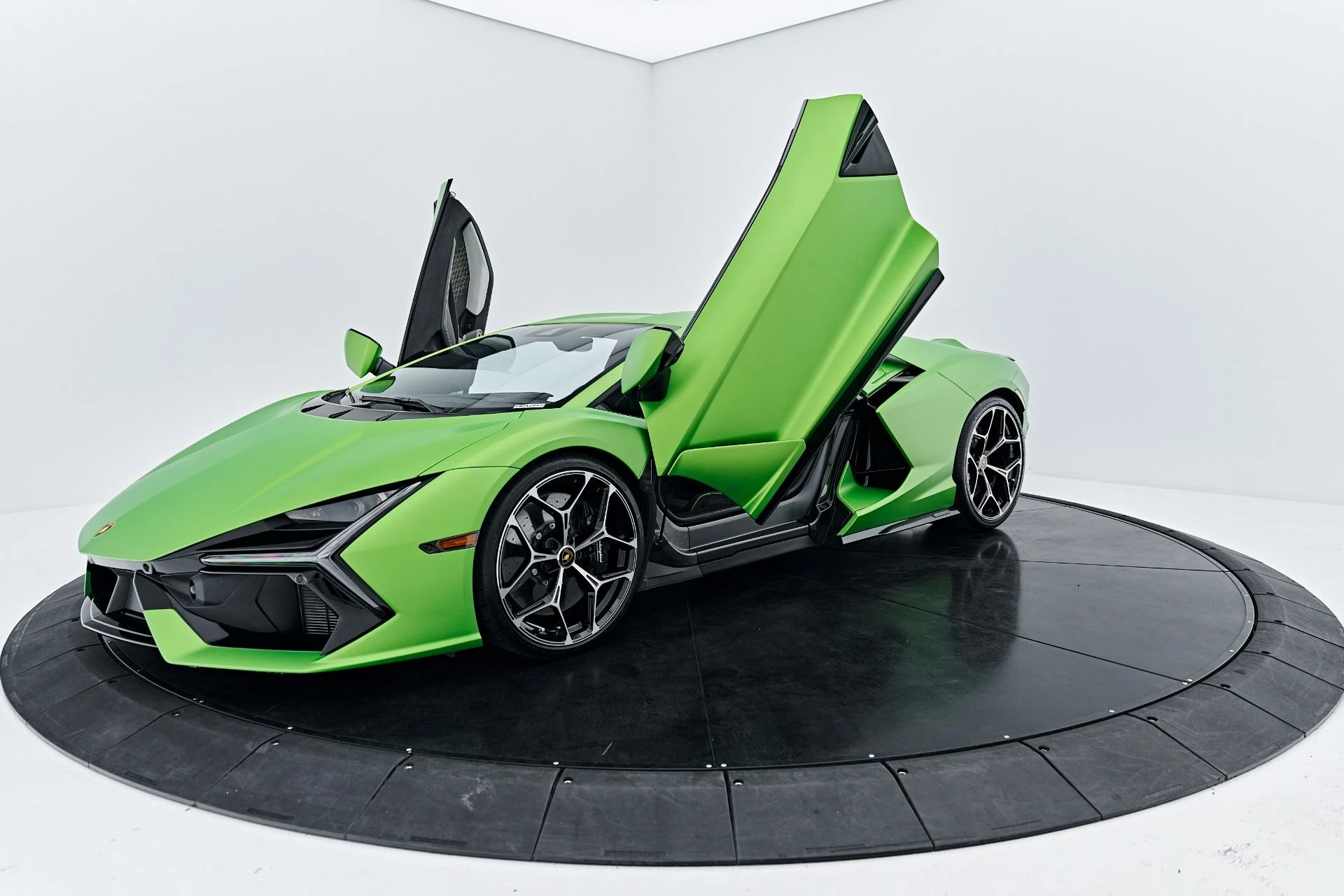 mph019_3032485852_Used_2024_Lamborghini_Revuelto_Base_1789697473_2afff479af