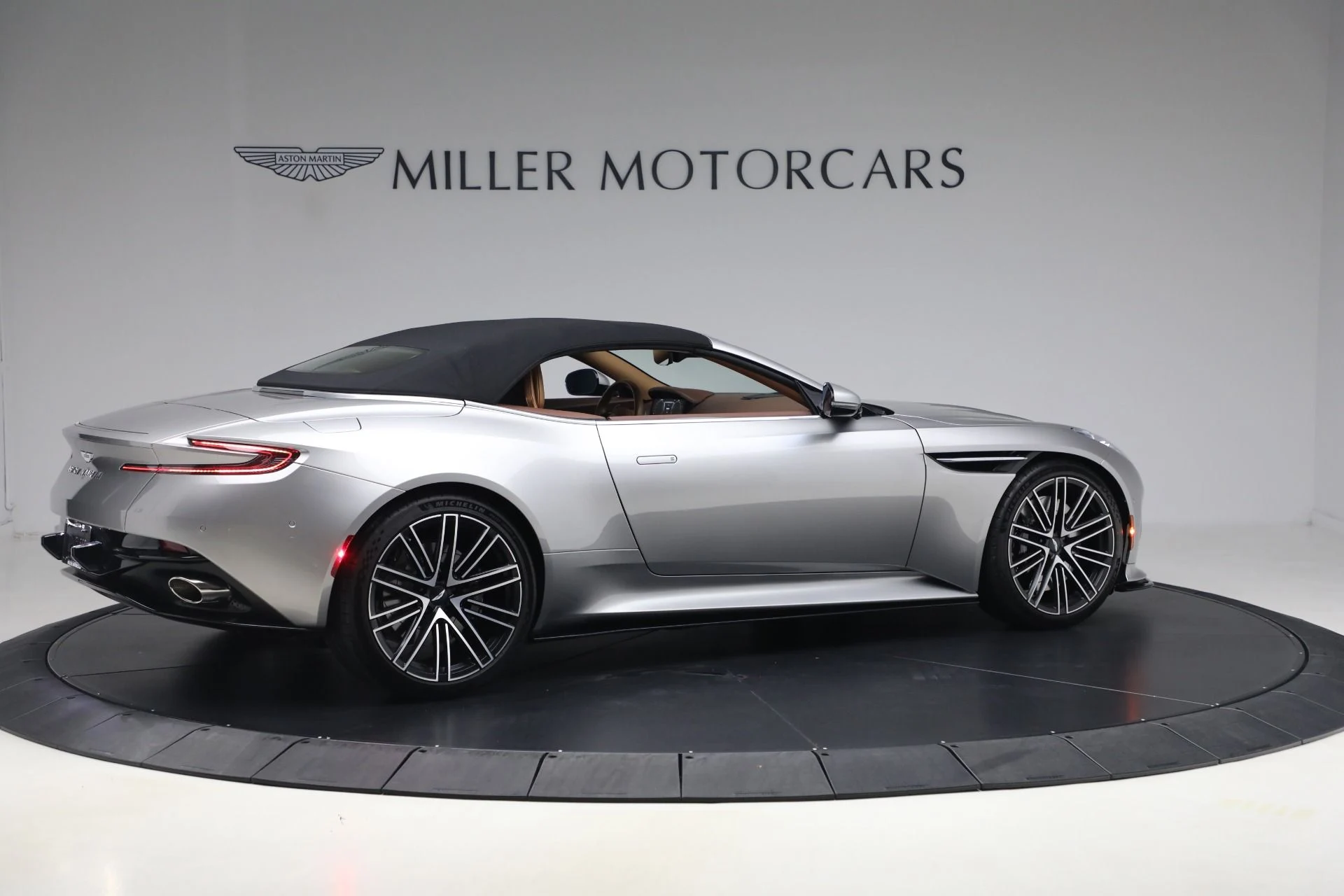 mph019_3033727715_Used_2024_Aston_Martin_DB_12_Volante_1792860584_c05e19f756