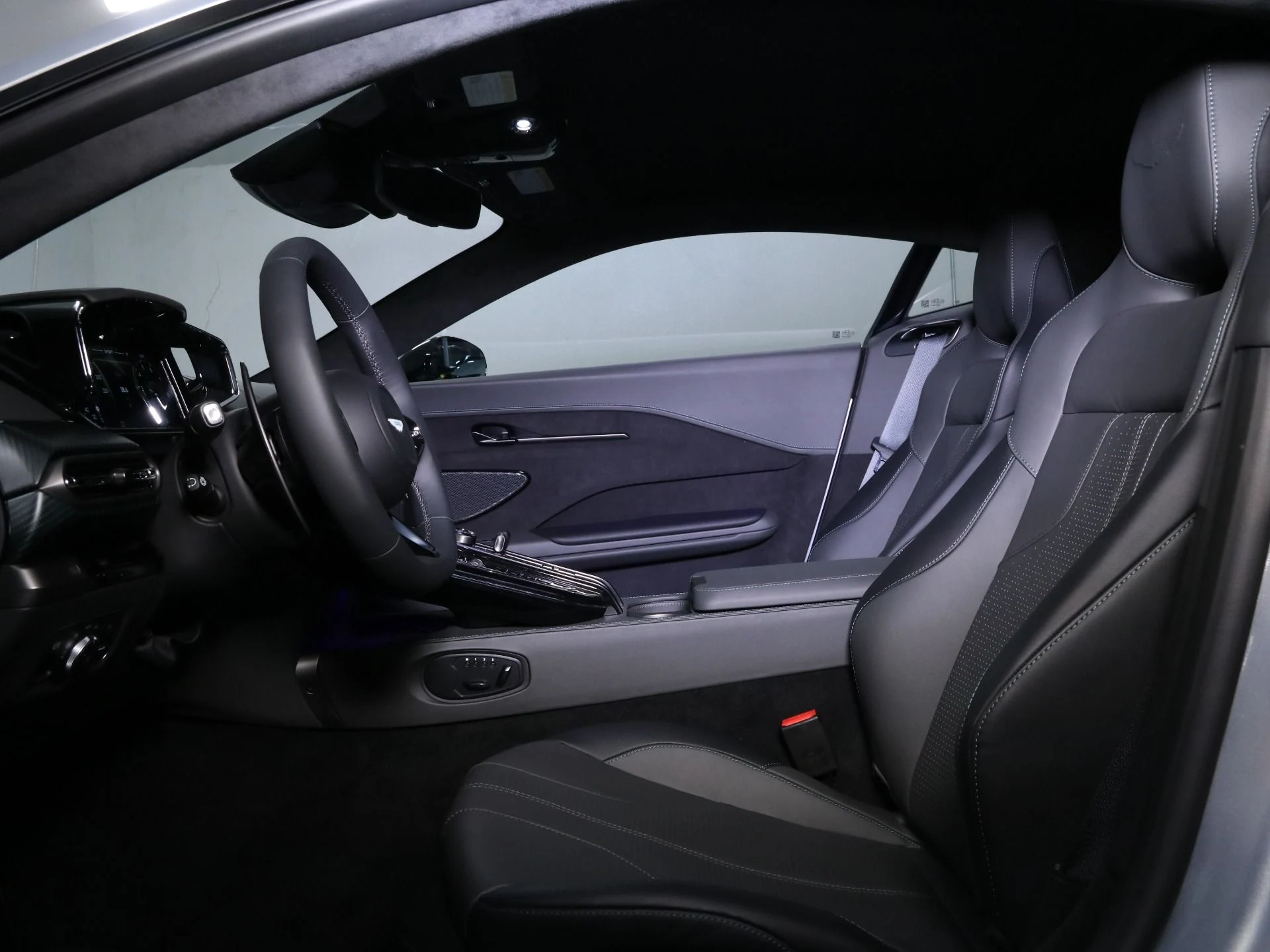 mph019_303987483_New_2025_Aston_Martin_Vantage_1758482523_744f763b5d