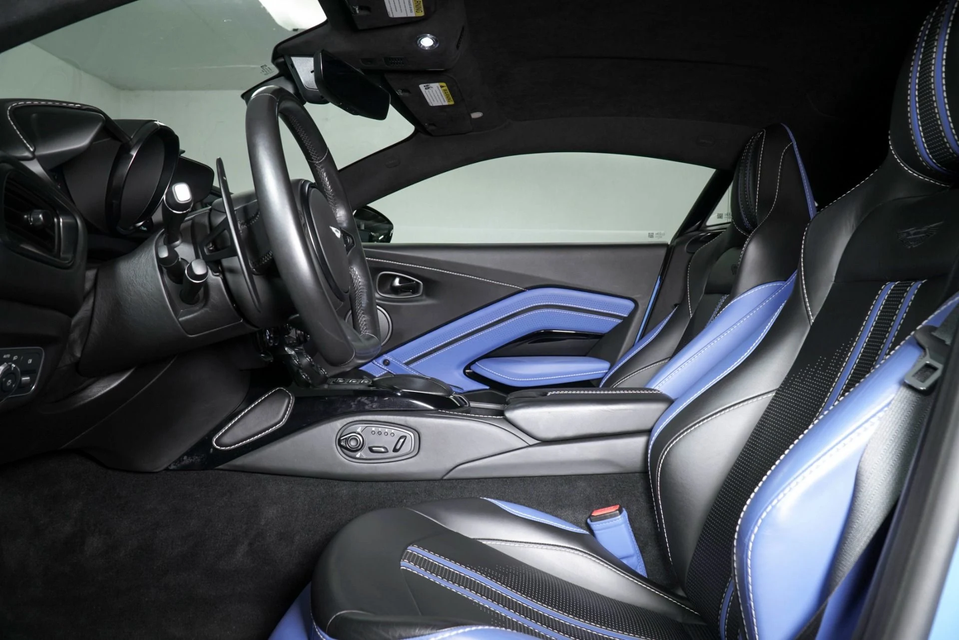 mph019_3052516060_Used_2021_Aston_Martin_Vantage_1770366066_44020cf9f9