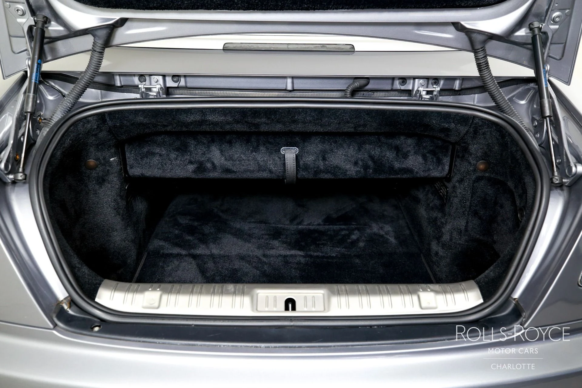 mph019_3067698526_Used_2019_Rolls_Royce_Dawn_1771363105_ffe1161a5c