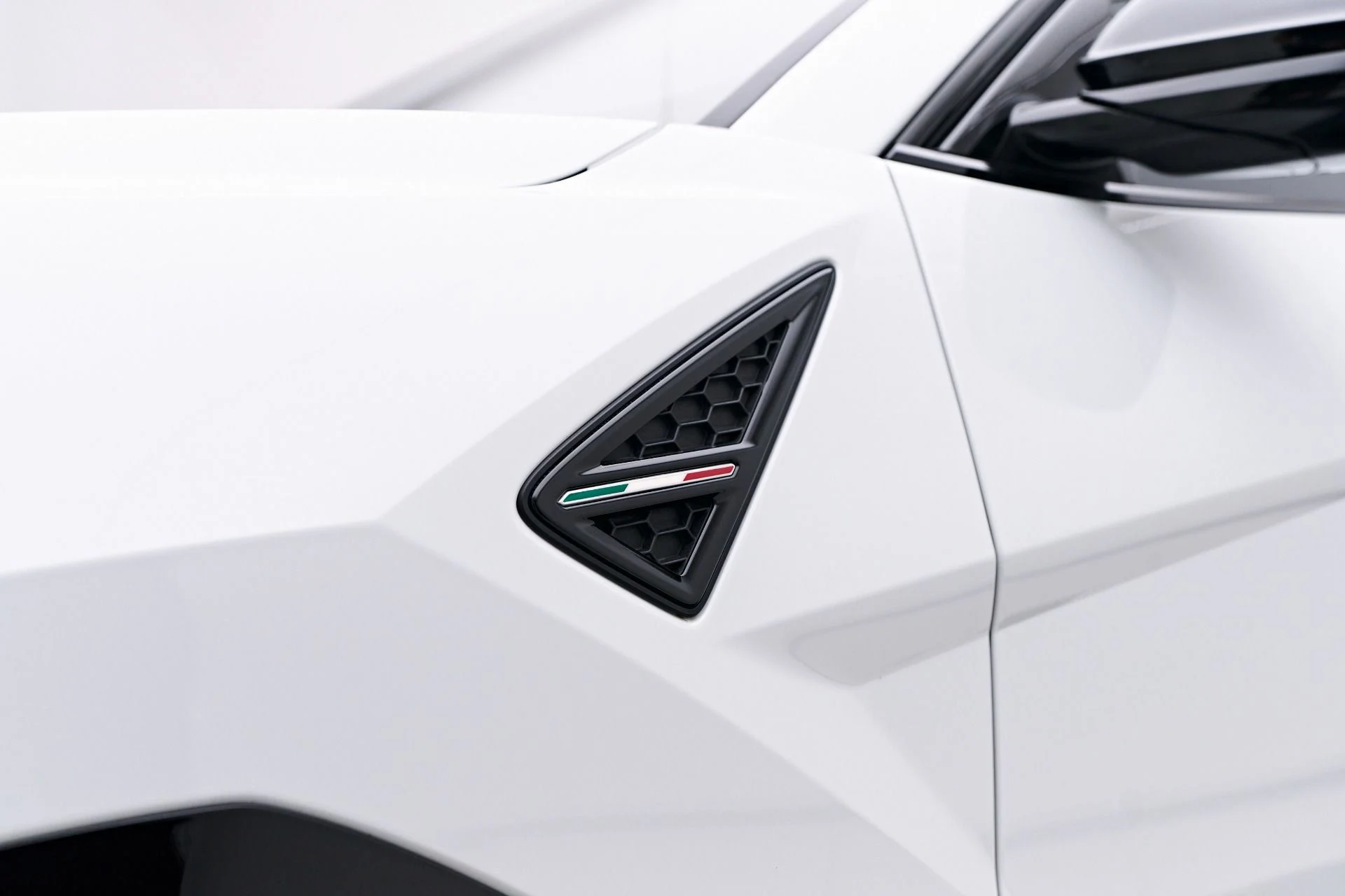 mph019_307203926_Used_2022_Lamborghini_Urus_Base_1758404791_0fae696b78