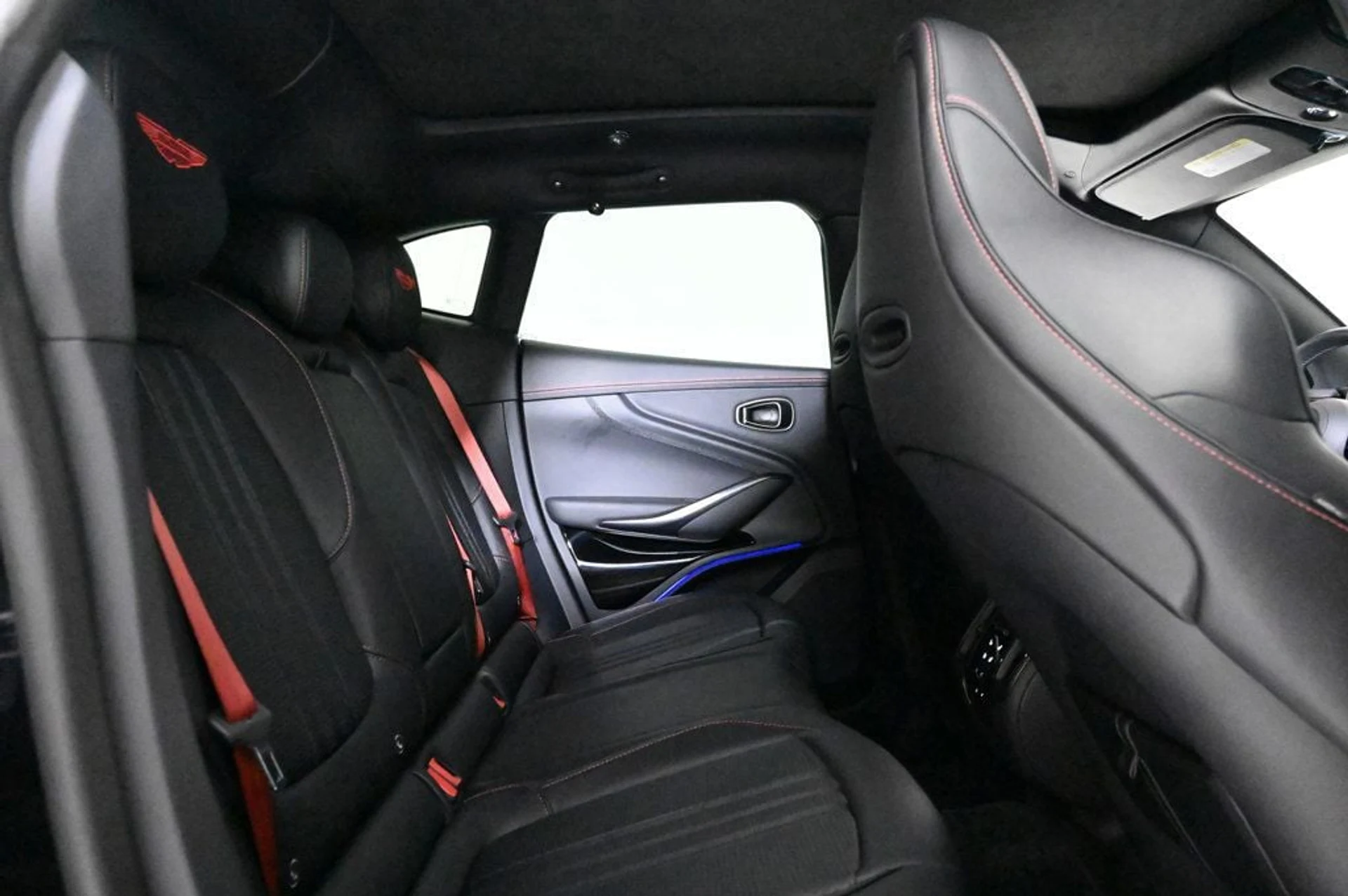 mph019_3078156611_used_2025_aston_martin_dbx_707_11350_22917533_19_1024_f27a9acac8