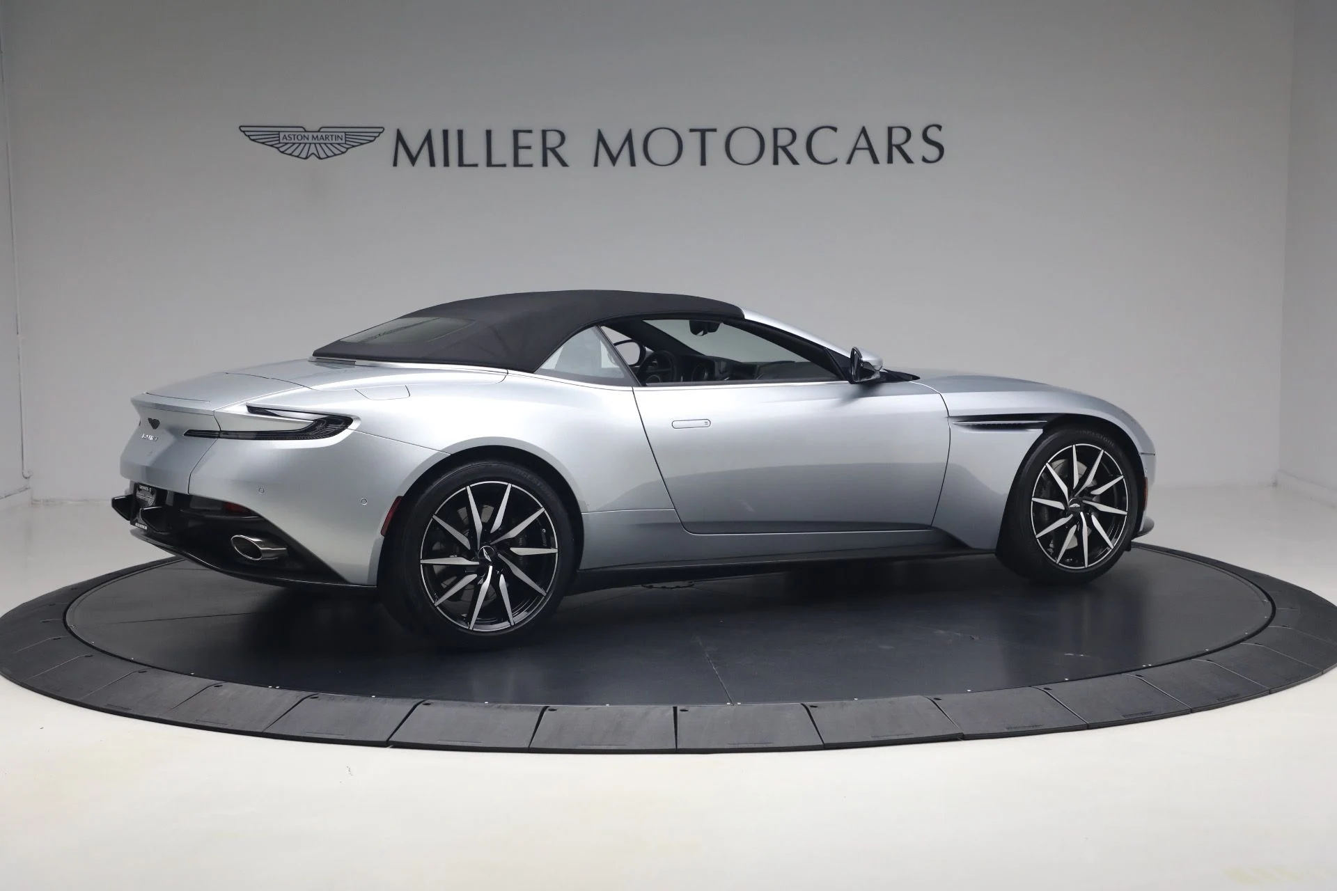 mph019_3094647603_Used_2019_Aston_Martin_DB_11_Volante_1781362219_576434252f