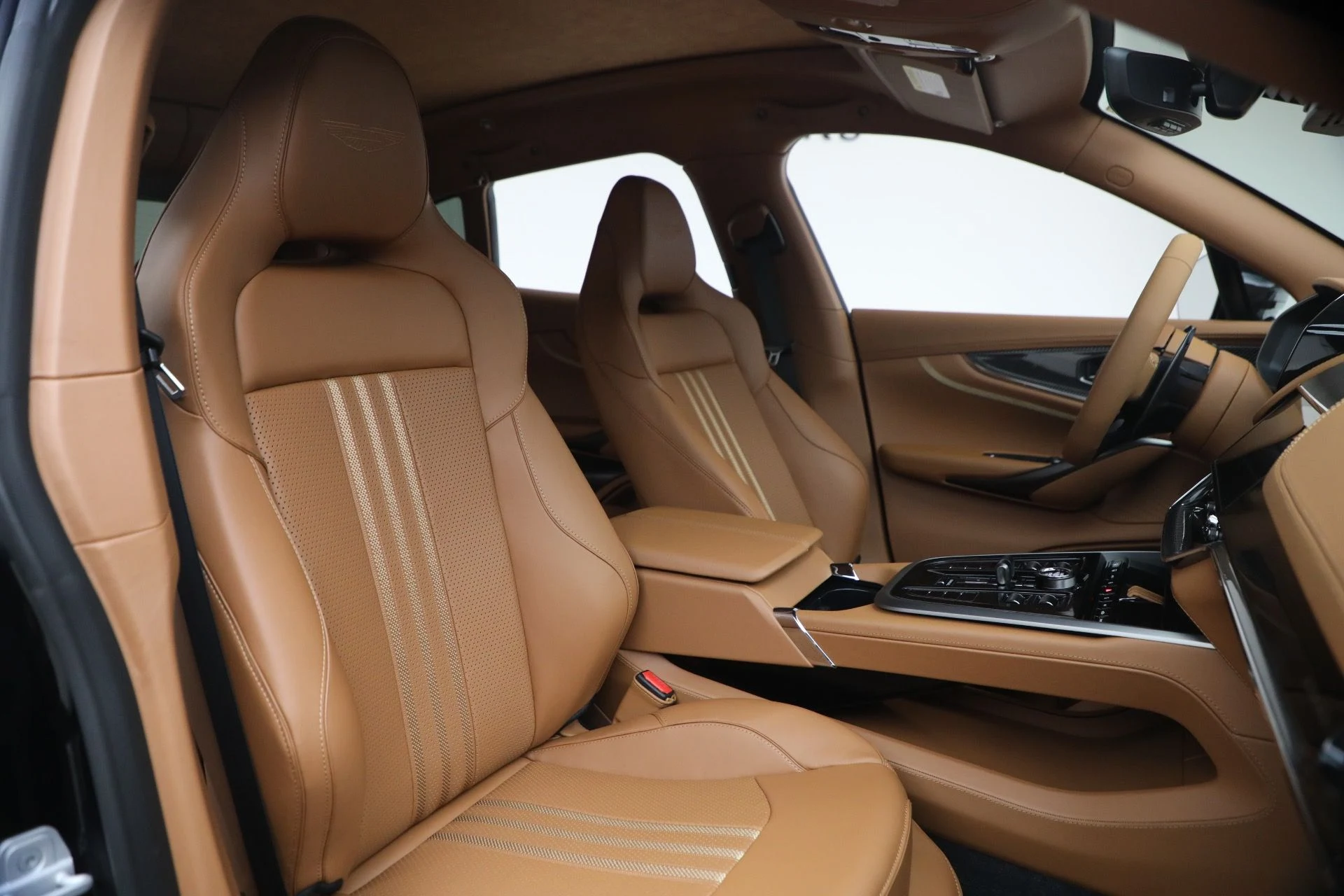 mph019_3100743155_New_2026_Aston_Martin_DBX_707_1767991932_f6b0e77403