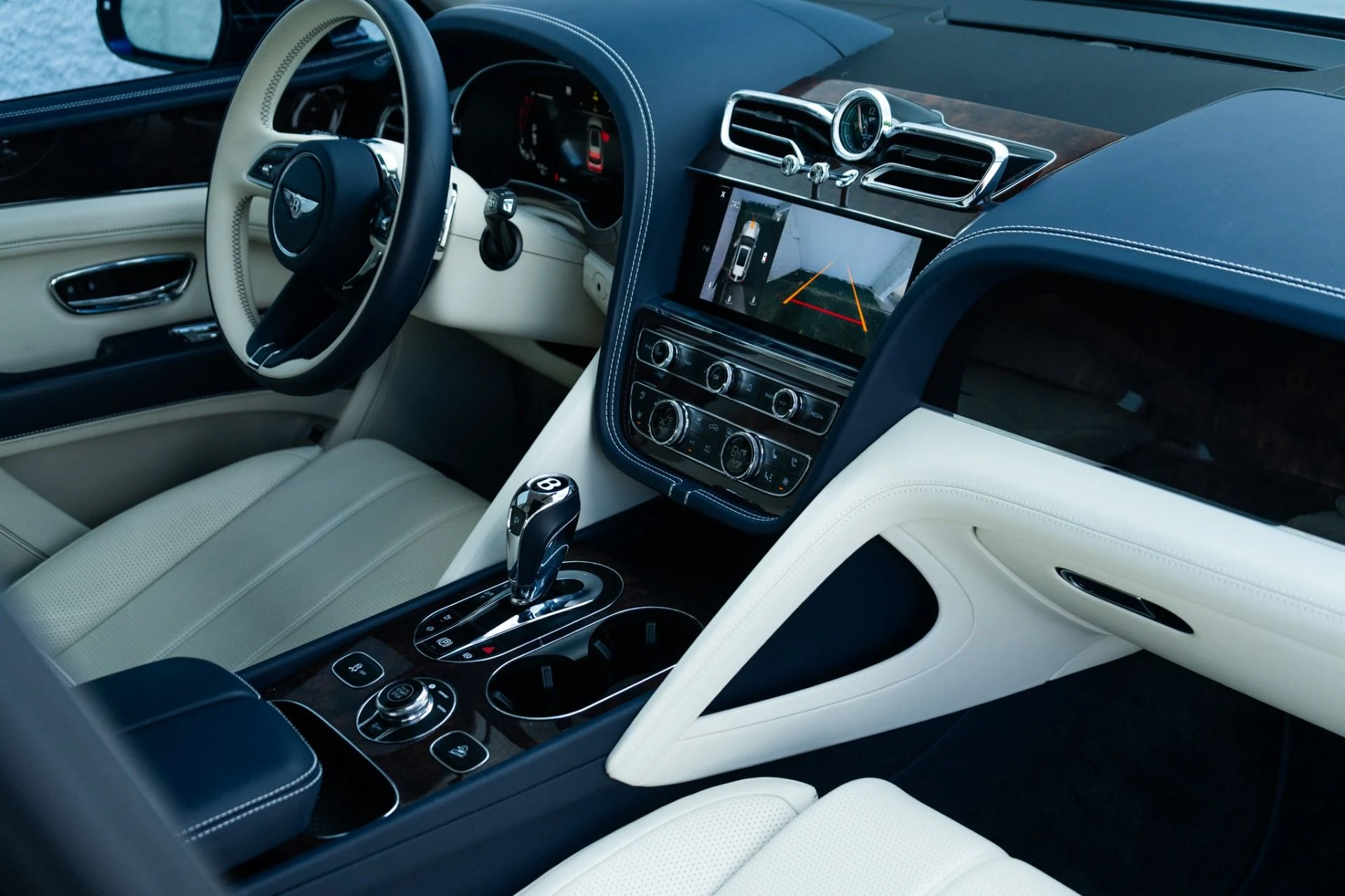 mph019_3105164822_Used_2024_Bentley_Bentayga_V8_1761672305_a7b46e0f35