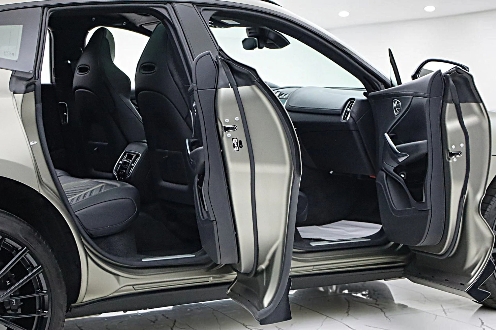 mph019_3113750097_Used_2023_Aston_Martin_DBX_707_d231e252c9