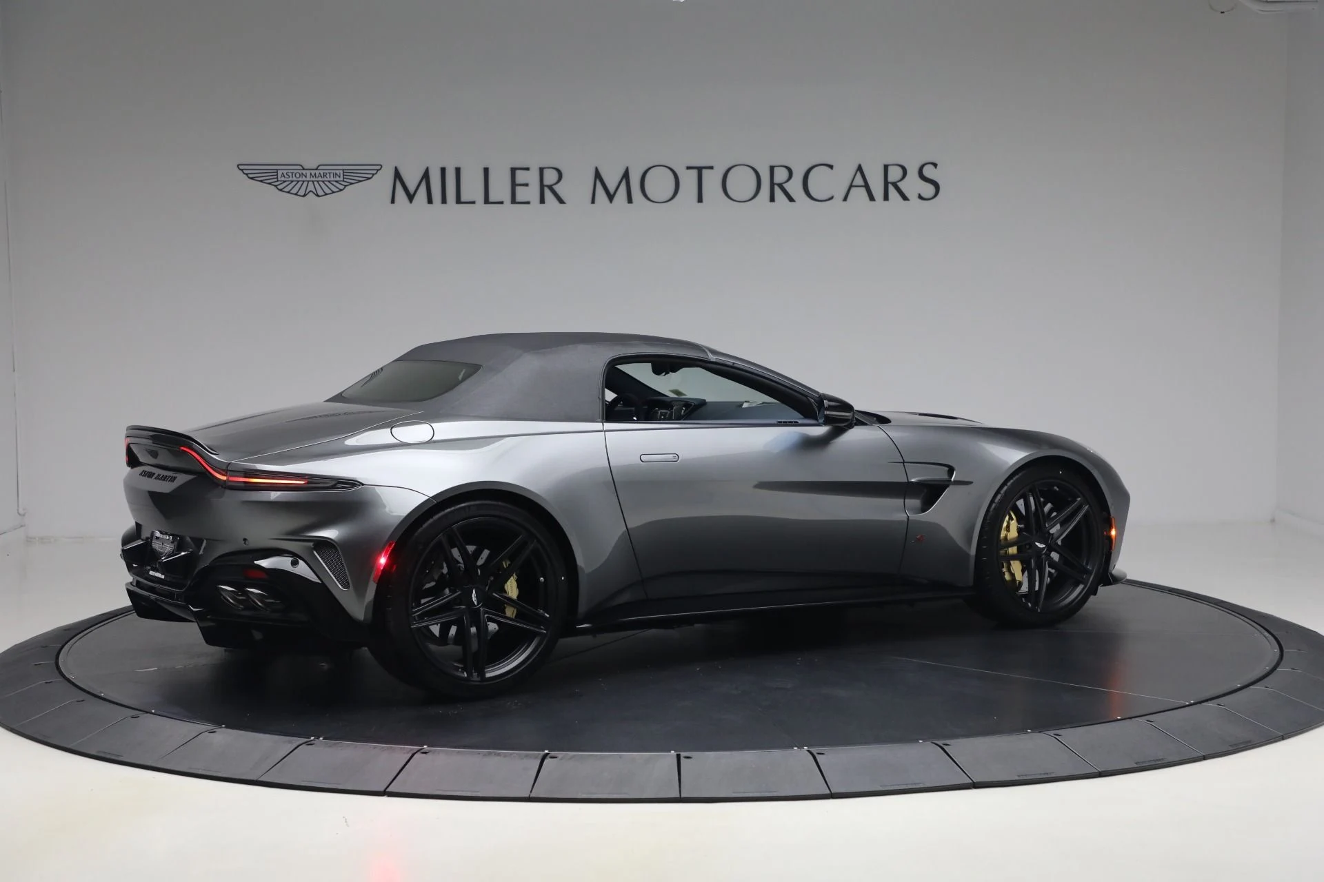 mph019_3118488963_New_2026_Aston_Martin_Vantage_S_Roadster_1787407546_9e731e800b