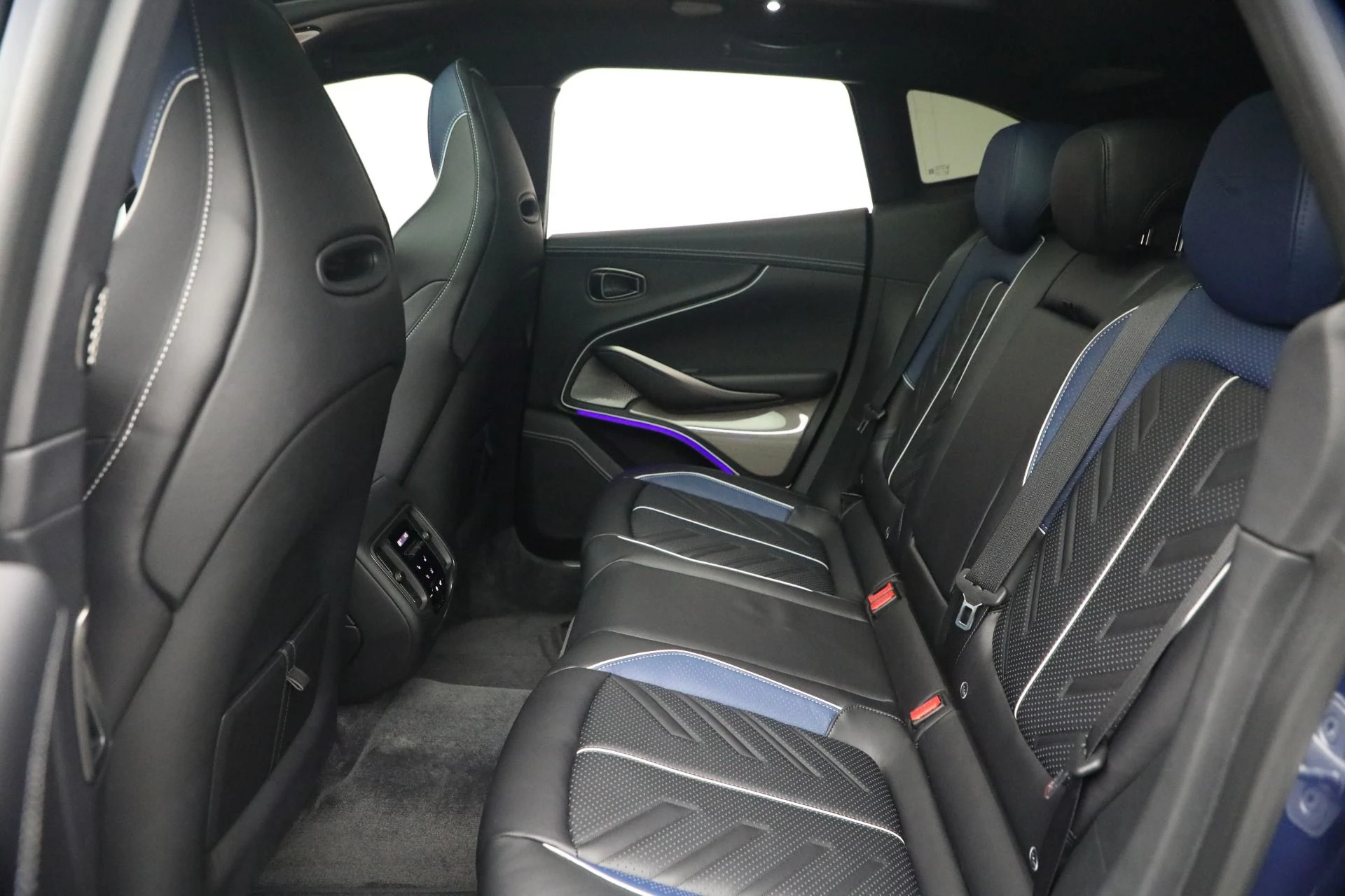 mph019_3122468179_New_2026_Aston_Martin_DBX_S_1779920374_b63d01fe76