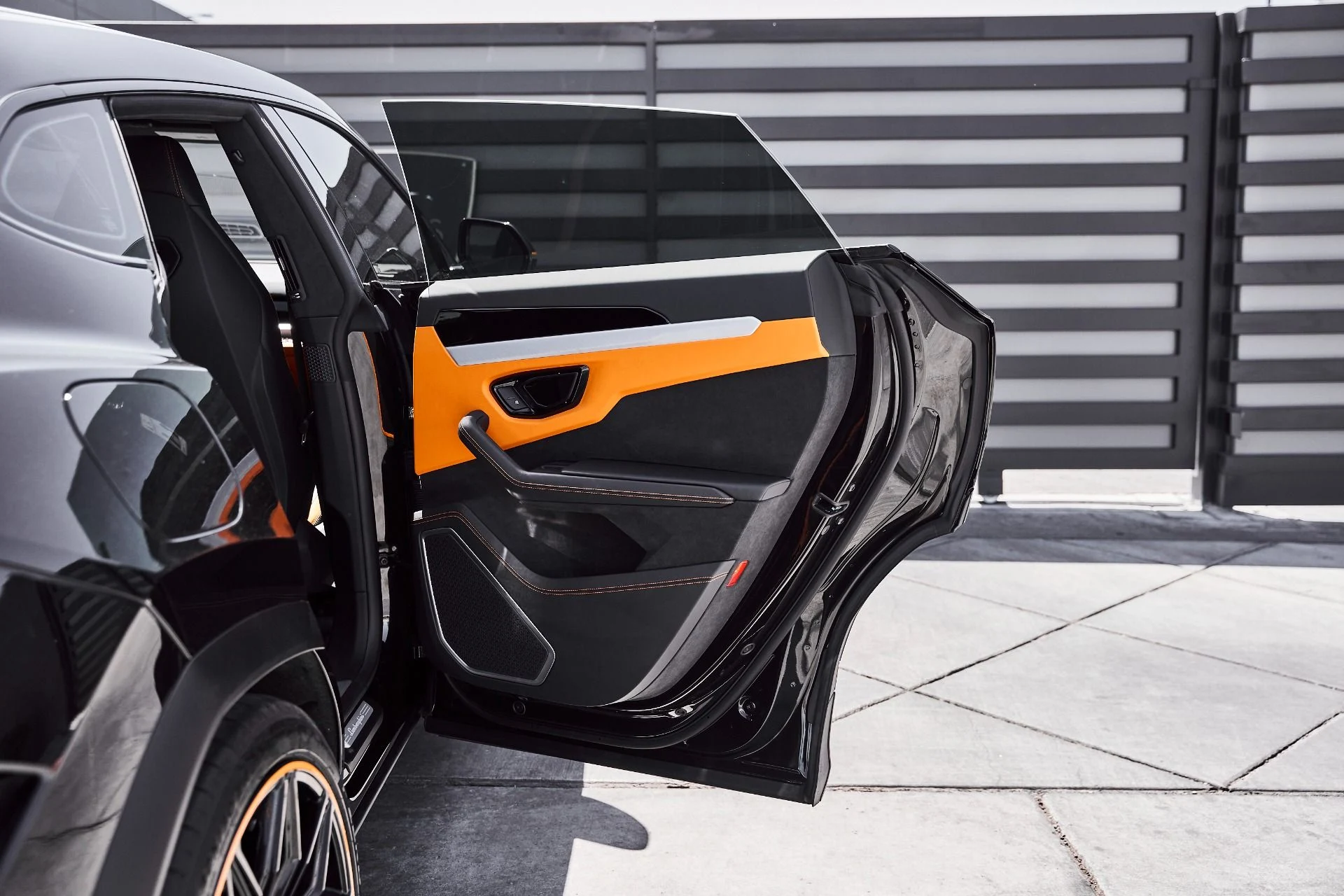 mph019_3122581884_Used_2025_Lamborghini_Urus_SE_1779991988_b2625f261e