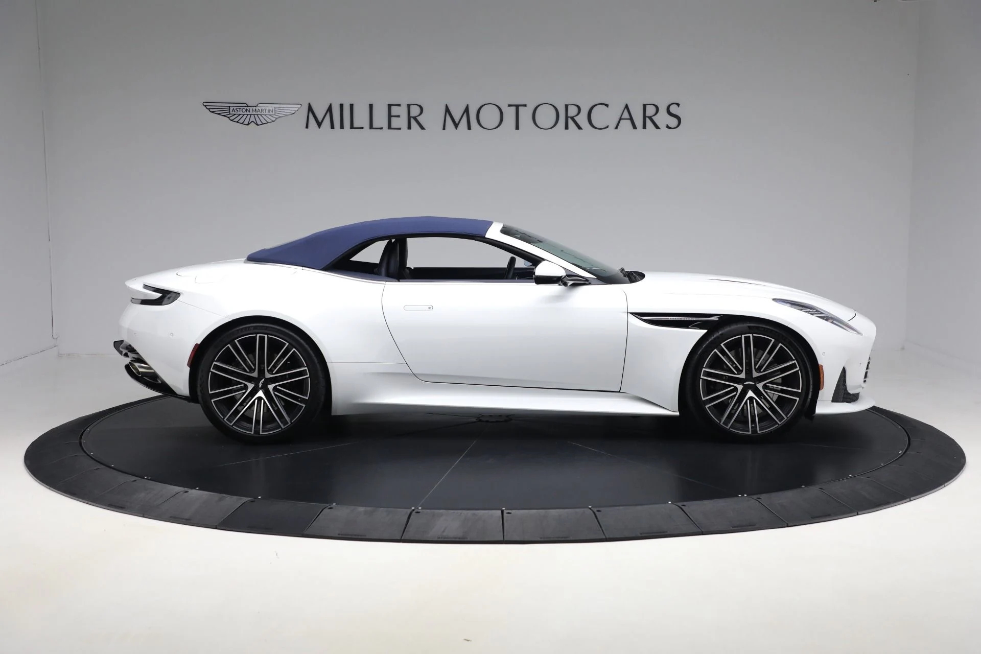 mph019_3143514073_Used_2024_Aston_Martin_DB_12_Volante_c7f8c9006c