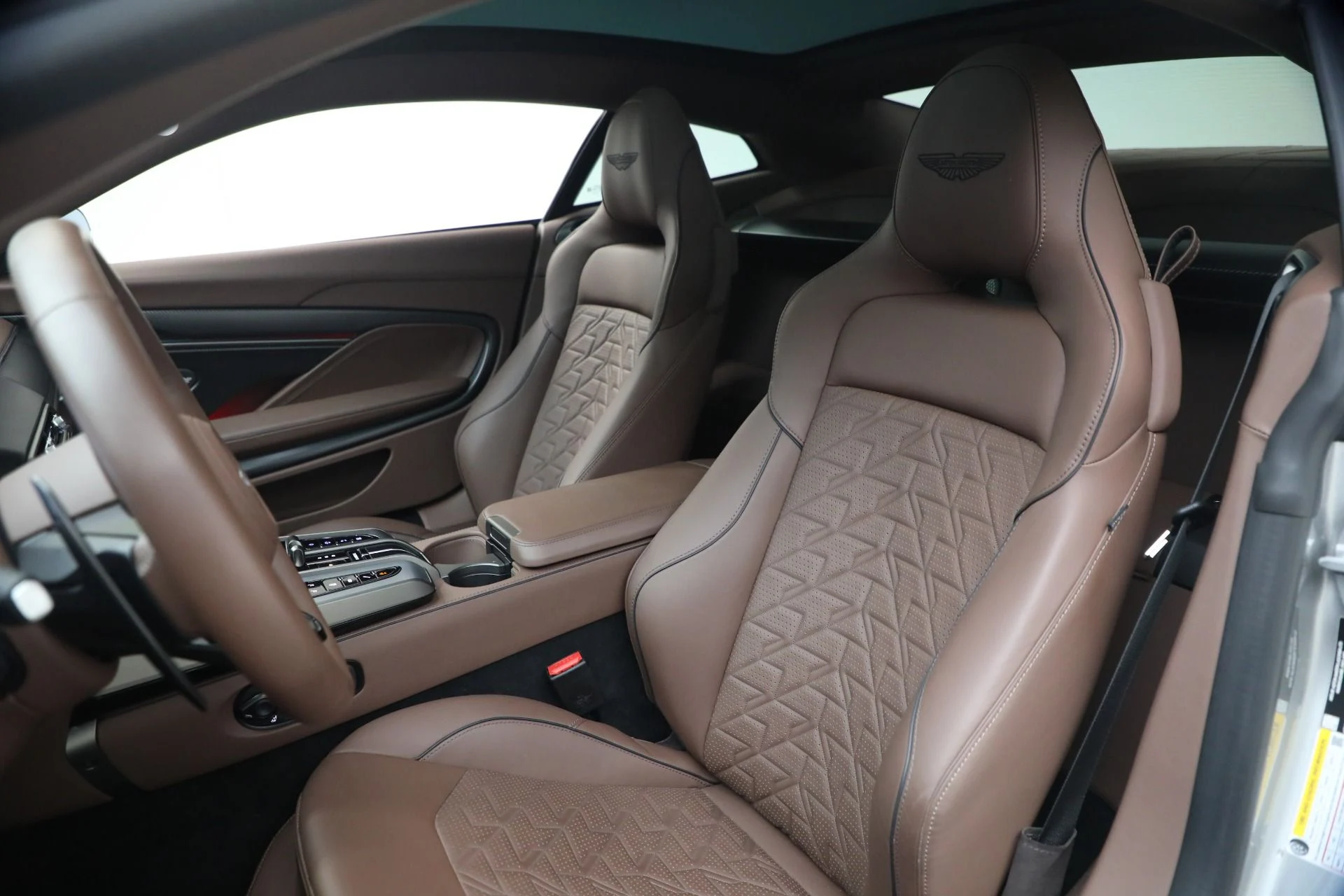 mph019_3156144904_Used_2025_Aston_Martin_Vanquish_1791232652_2736f1e0ad