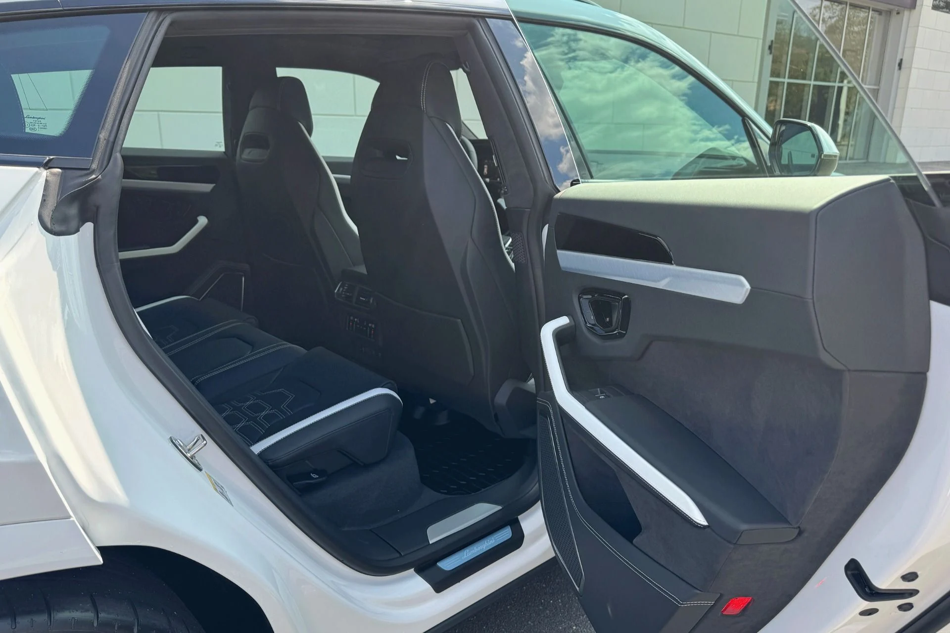 mph019_3160599063_Used_2025_Lamborghini_Urus_SE_1756989701_38c54925f5
