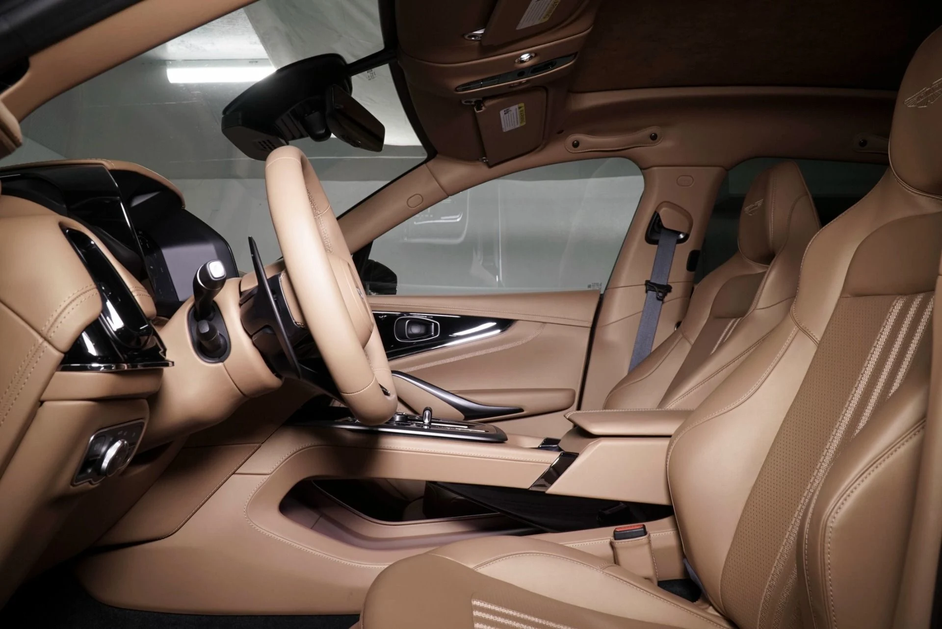 mph019_3161462970_New_2026_Aston_Martin_DBX_707_1765923011_f2de2073a1