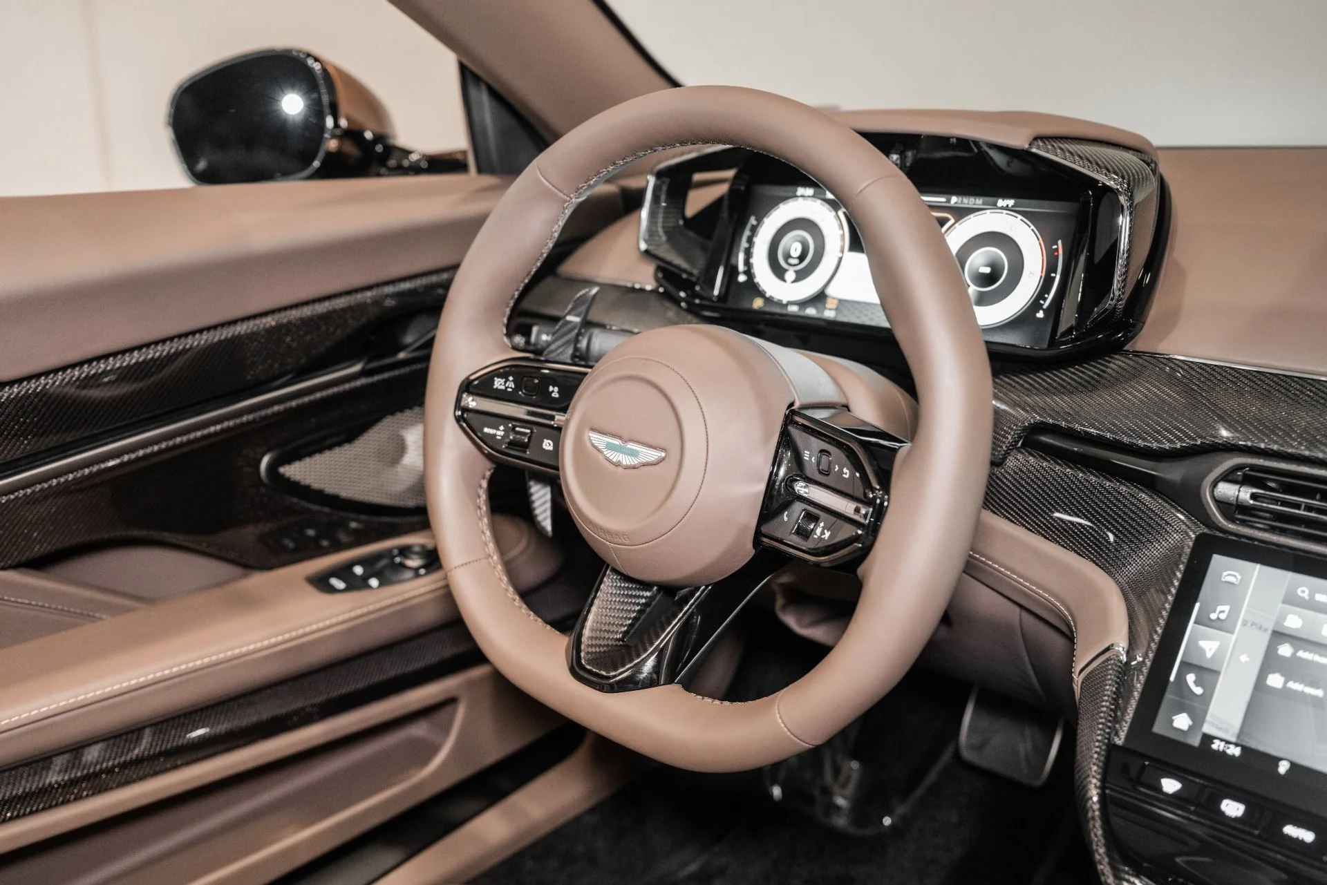 mph019_3172838674_New_2026_Aston_Martin_Vanquish_Volante_1783526001_4e5b67ecf6