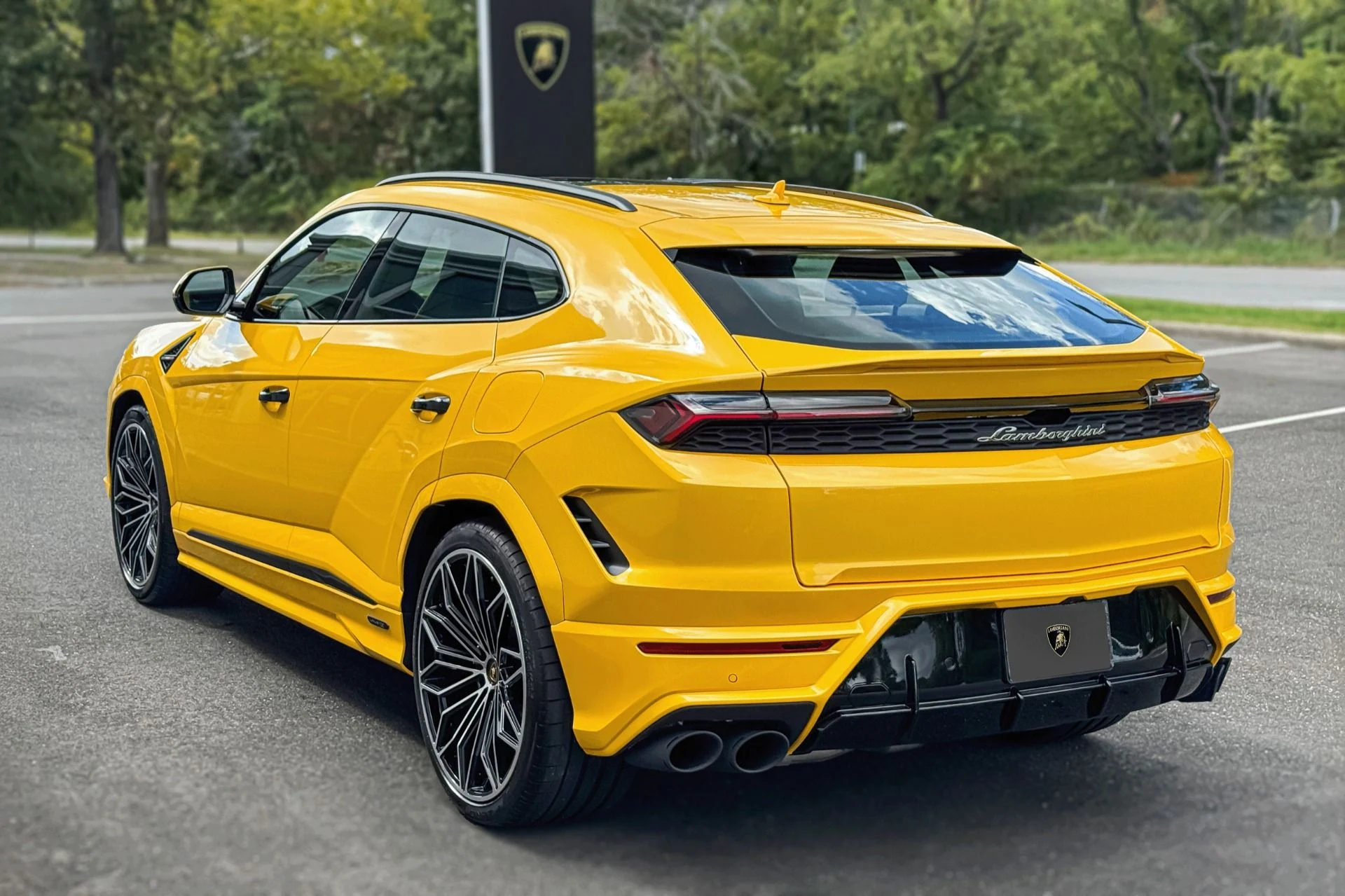 mph019_3183532966_Used_2025_Lamborghini_Urus_SE_1756898717_c856e68cc1