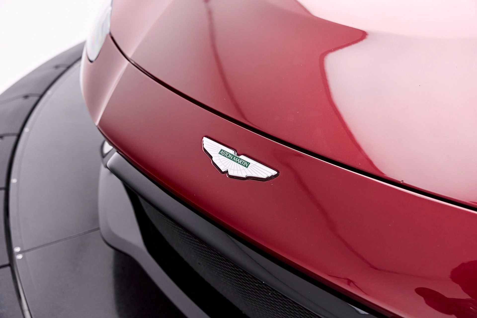 mph019_3189292412_Used_2020_Aston_Martin_Vantage_Base_1777504273_524e934541
