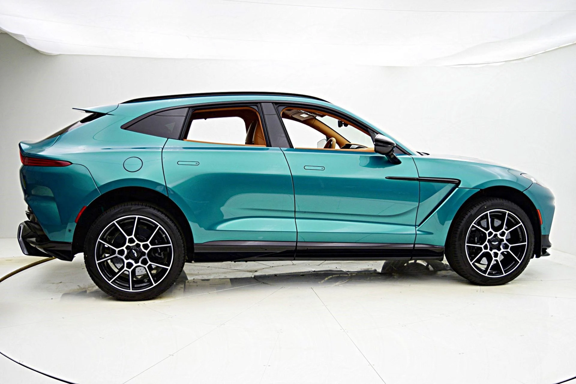 mph019_3214784229_New_2025_Aston_Martin_DBX_707_5982551e24