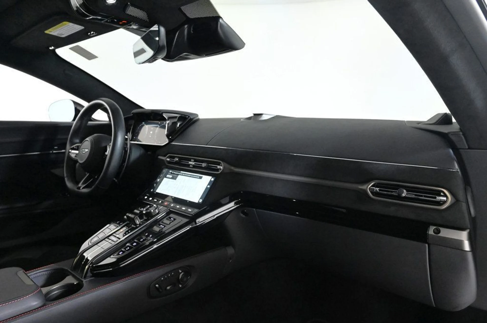 mph019_3275008496_used_2025_aston_martin_vantage_base_11350_22975162_19_1024_60f8fa9375