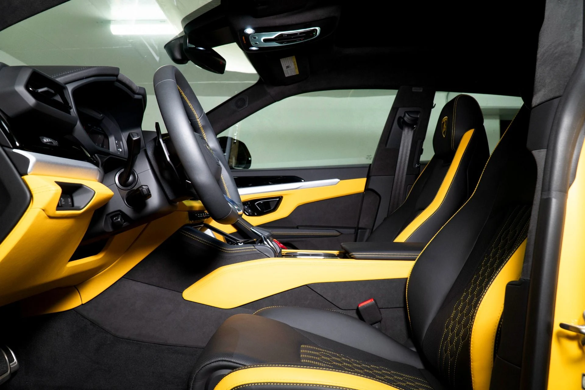 mph019_3280920232_Used_2025_Lamborghini_Urus_SE_1777525057_315fd29f3f