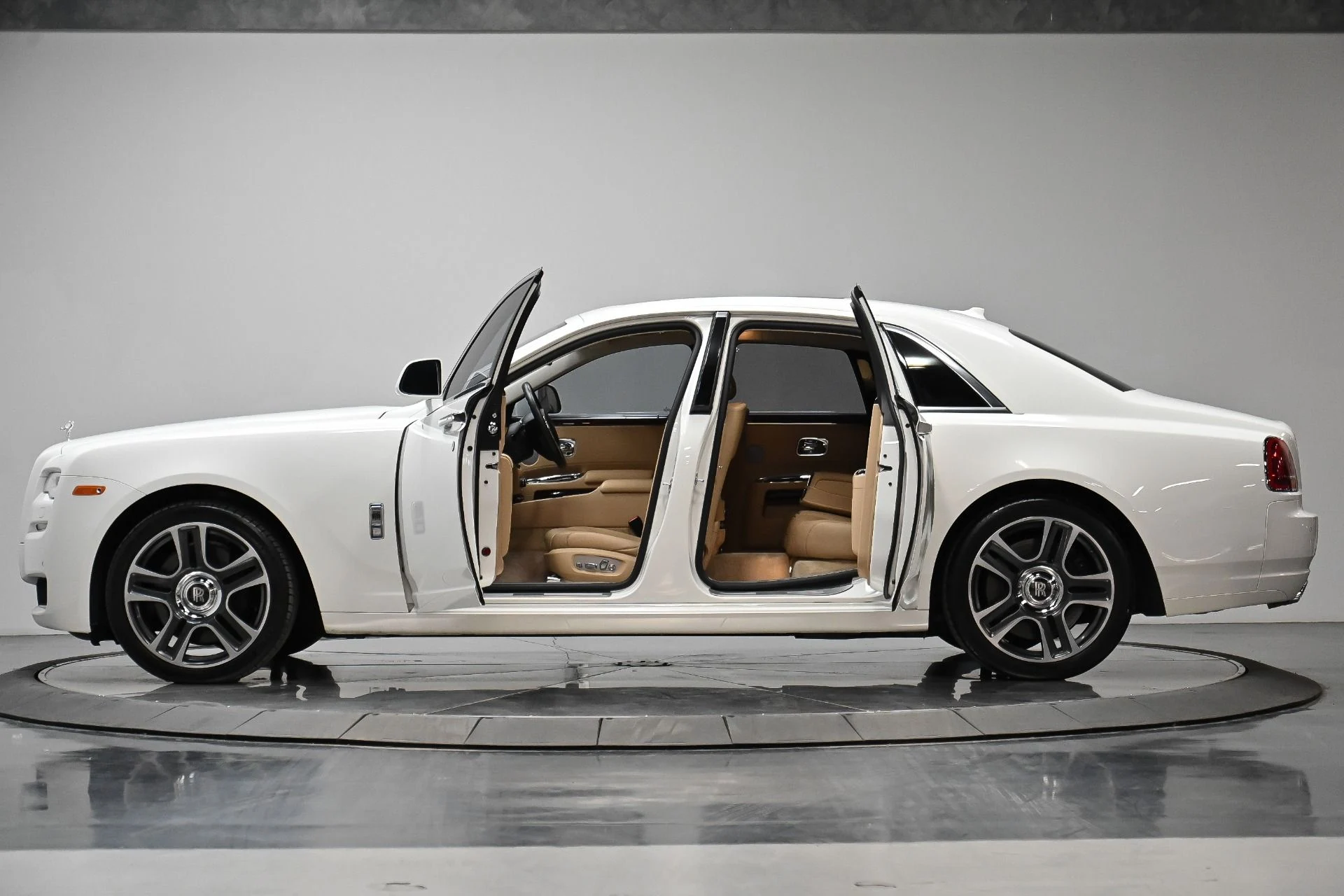 mph019_3305485076_Used_2017_Rolls_Royce_Ghost_1749695060_072e83efc6
