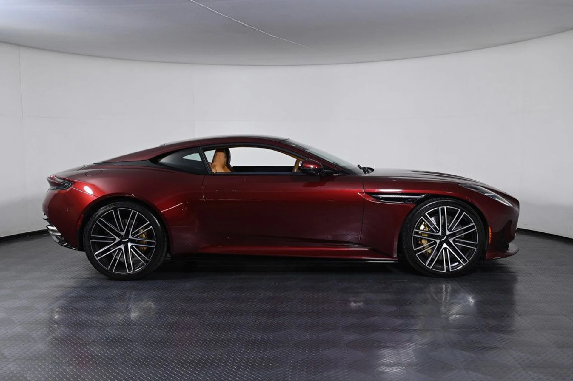 mph019_3313507760_used_2024_aston_martin_db12_coupe_11350_23000409_19_1024_860844b3d5