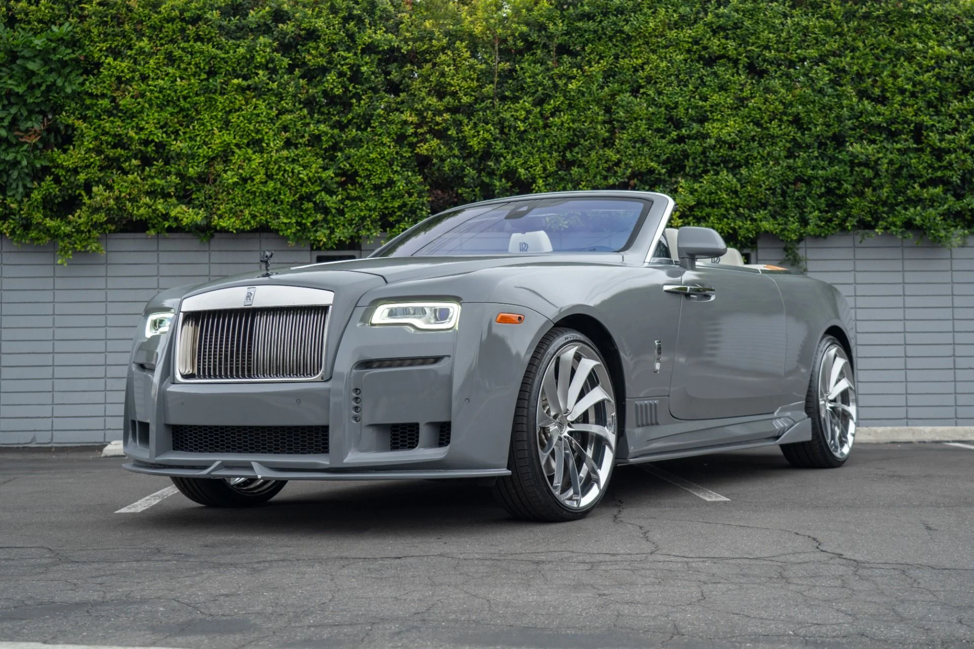 mph019_3315118183_Used_2017_Rolls_Royce_Dawn_1759961826_446b3275c0